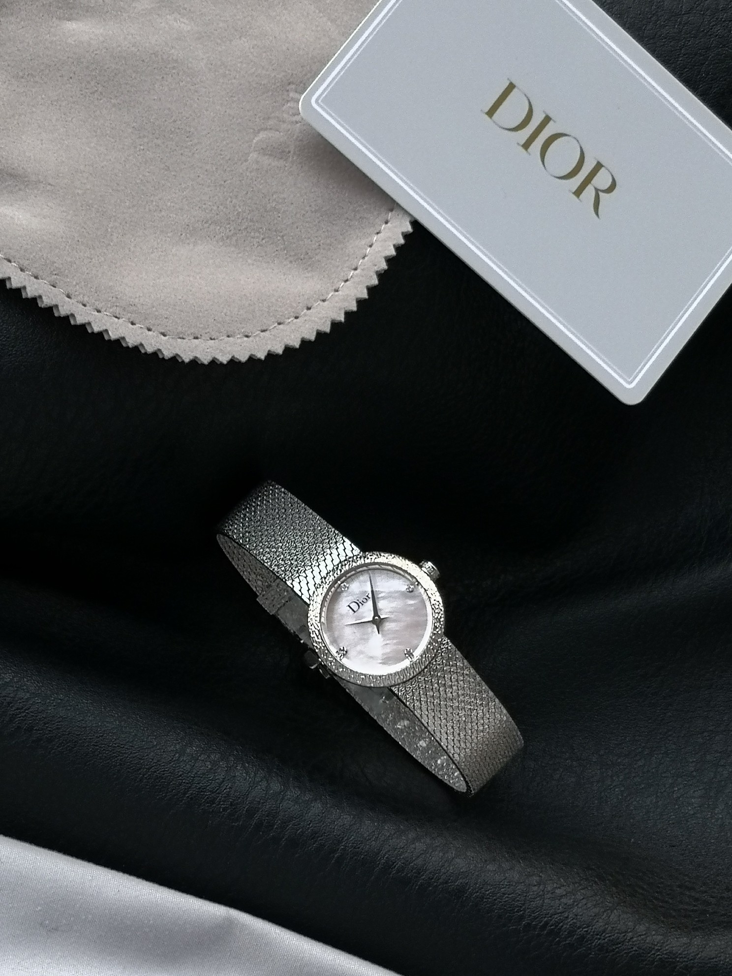 Dior高仿粉面銀帶女錶 閃鑽點綴氣質款| 11 Dior高仿粉面銀帶女錶 閃鑽點綴氣質款