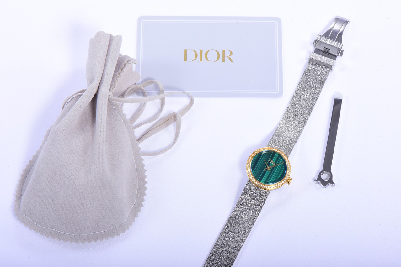 Dior精品仿製孔雀綠面女錶 金框鑽圈配銀色網帶| 11 Dior精品仿製孔雀綠面女錶 金框鑽圈配銀色網帶