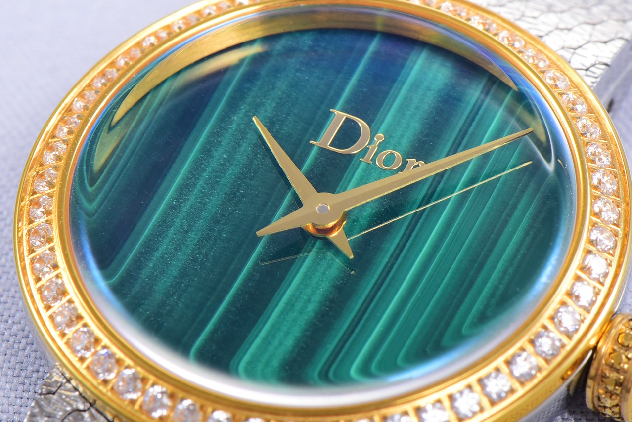 Dior精品仿製孔雀綠面女錶 金框鑽圈配銀色網帶| 8 Dior精品仿製孔雀綠面女錶 金框鑽圈配銀色網帶