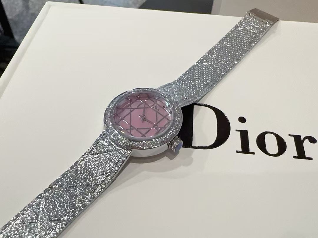 Dior高仿粉貝母切面女錶銀鑽錶圈奢華設計| 12 Dior高仿粉貝母切面女錶銀鑽錶圈奢華設計