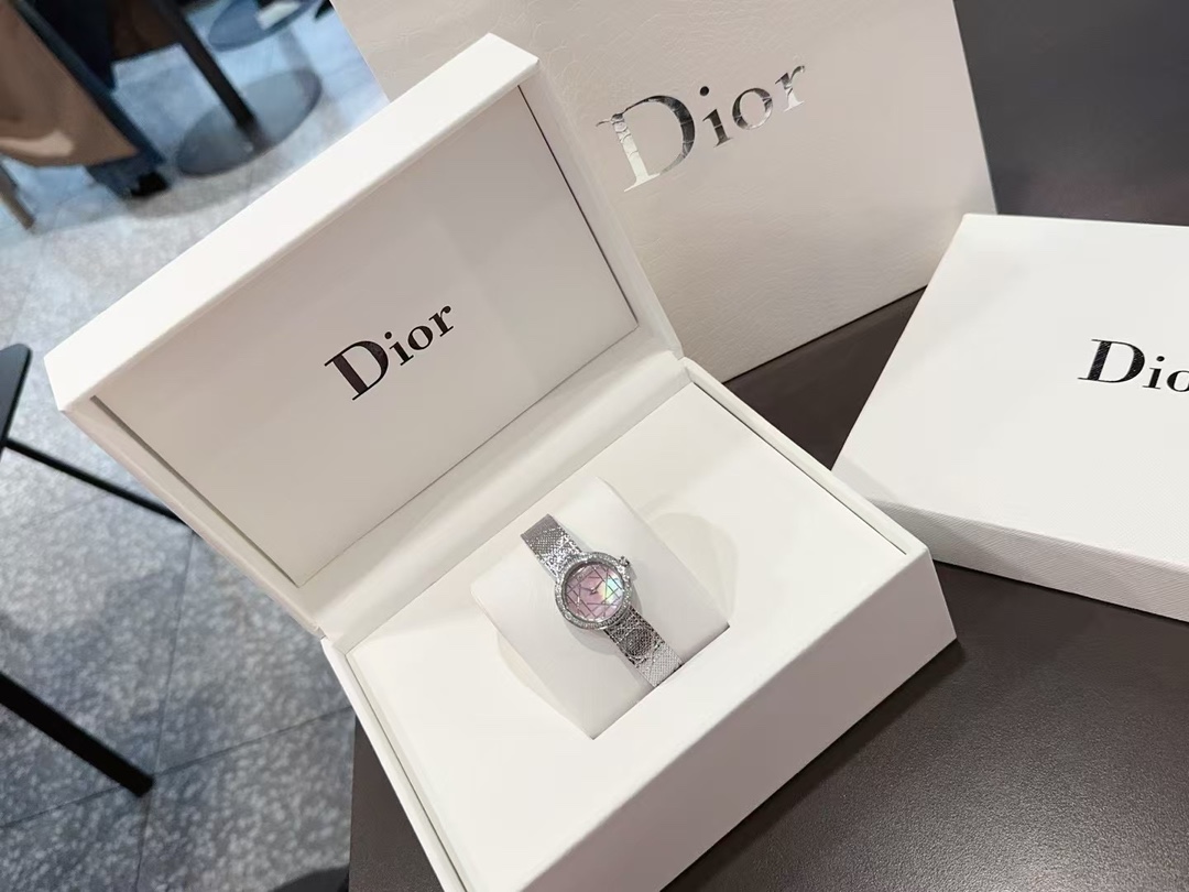 Dior高仿粉貝母切面女錶銀鑽錶圈奢華設計| 11 Dior高仿粉貝母切面女錶銀鑽錶圈奢華設計