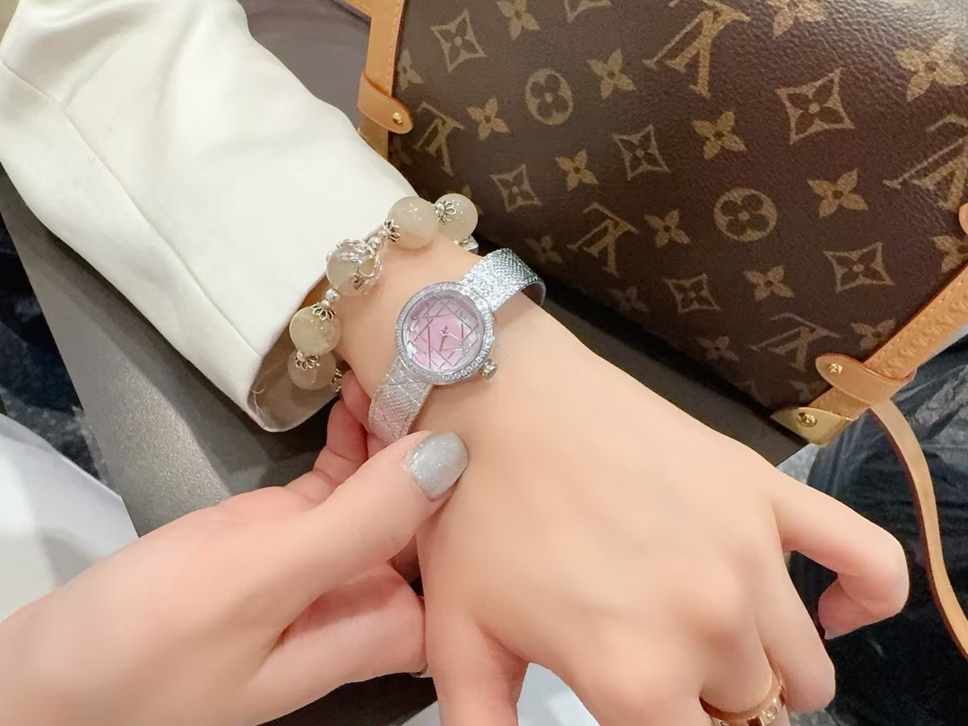 Dior高仿粉貝母切面女錶銀鑽錶圈奢華設計| 10 Dior高仿粉貝母切面女錶銀鑽錶圈奢華設計