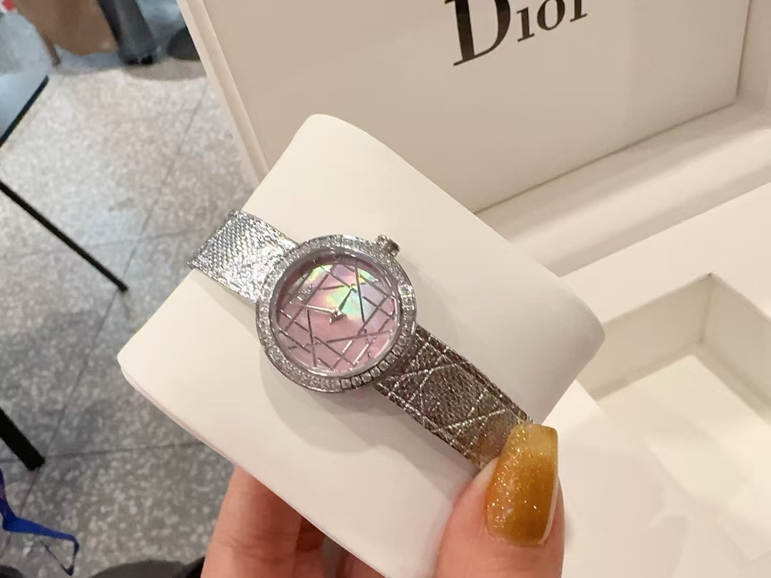 Dior高仿粉貝母切面女錶銀鑽錶圈奢華設計| 9 Dior高仿粉貝母切面女錶銀鑽錶圈奢華設計