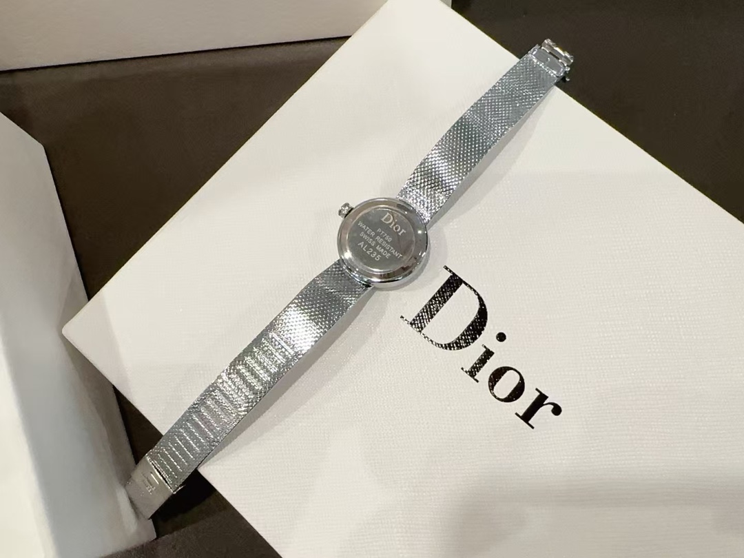 Dior高仿粉貝母切面女錶銀鑽錶圈奢華設計| 8 Dior高仿粉貝母切面女錶銀鑽錶圈奢華設計