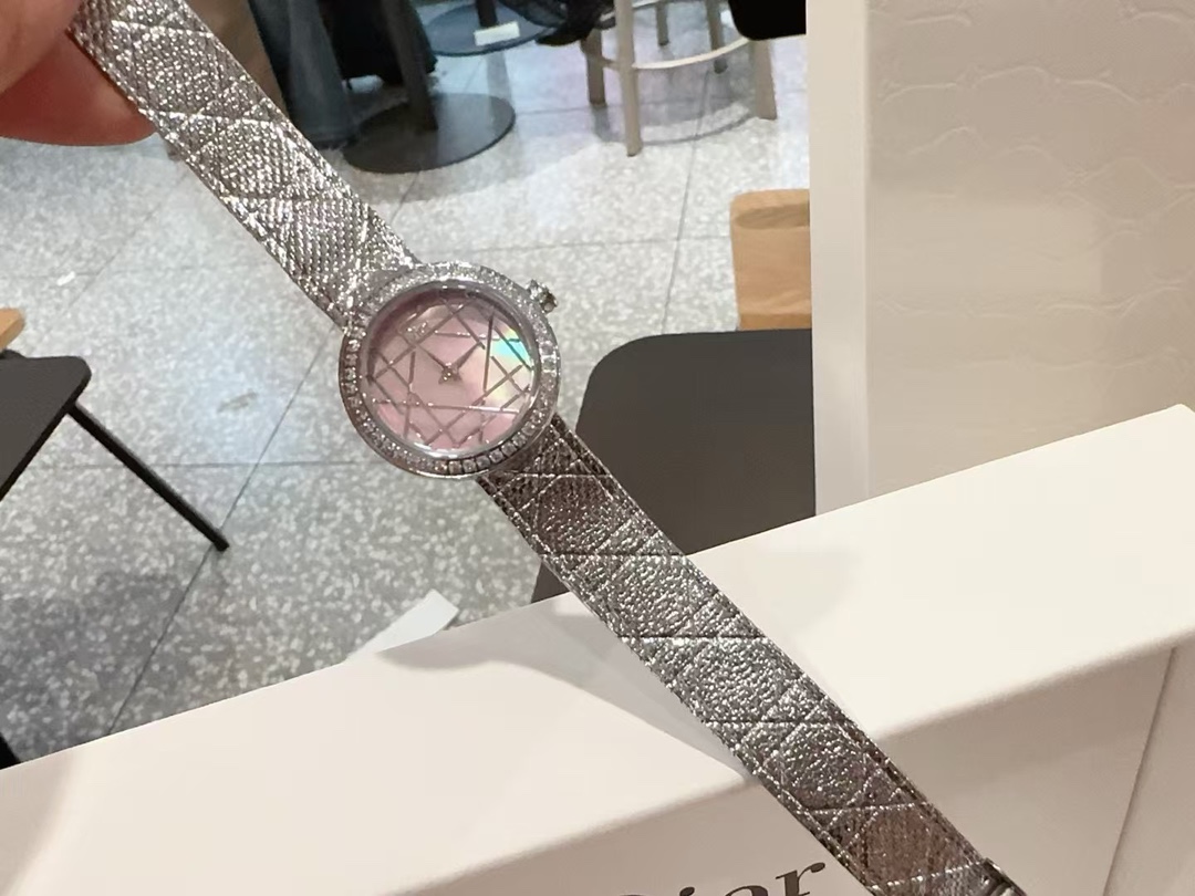 Dior高仿粉貝母切面女錶銀鑽錶圈奢華設計| 7 Dior高仿粉貝母切面女錶銀鑽錶圈奢華設計