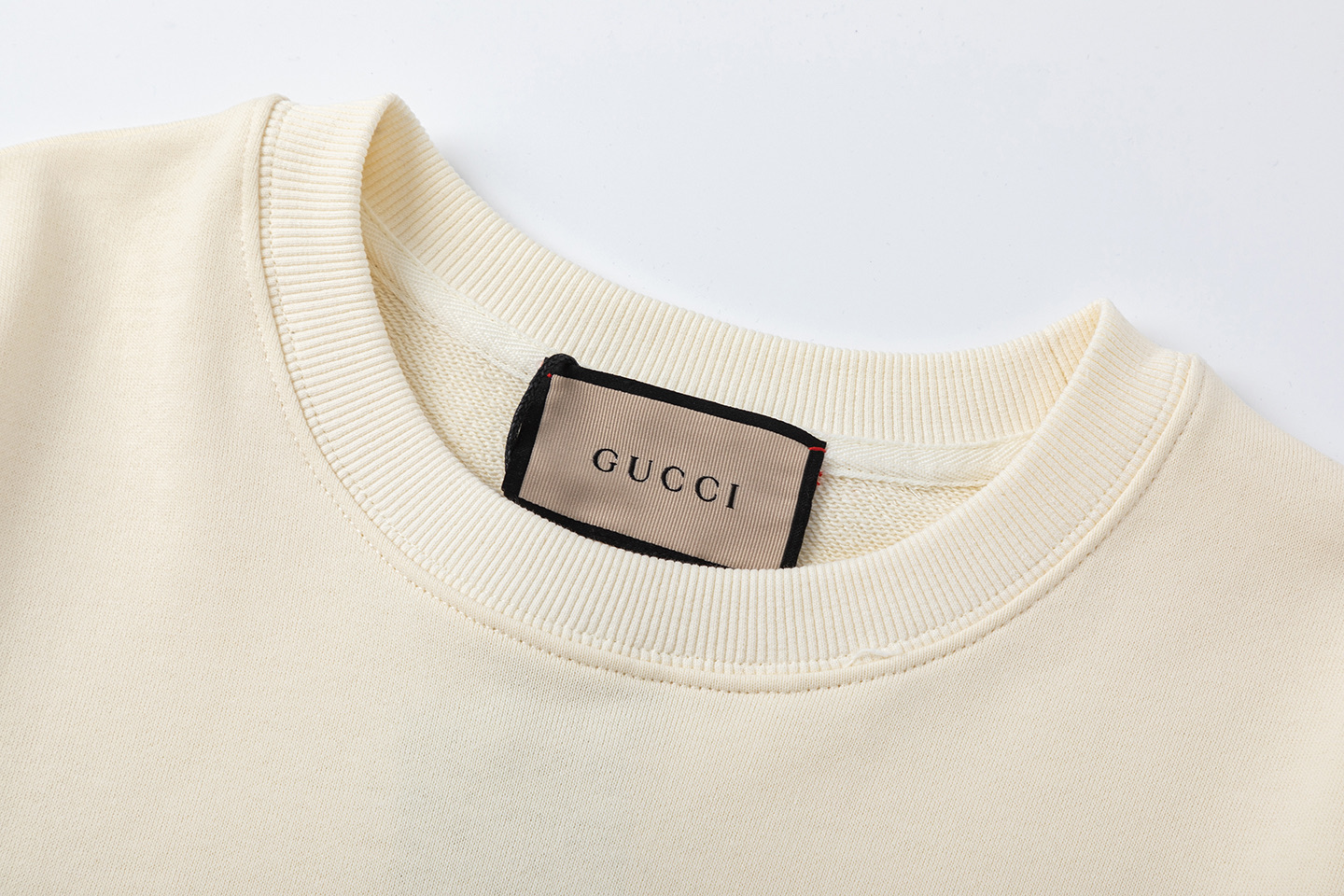 Gucci 高仿圓領長袖 狗狗印花奶白上衣 男生休閒造型首選| 11 Gucci 高仿圓領長袖 狗狗印花奶白上衣 男生休閒造型首選
