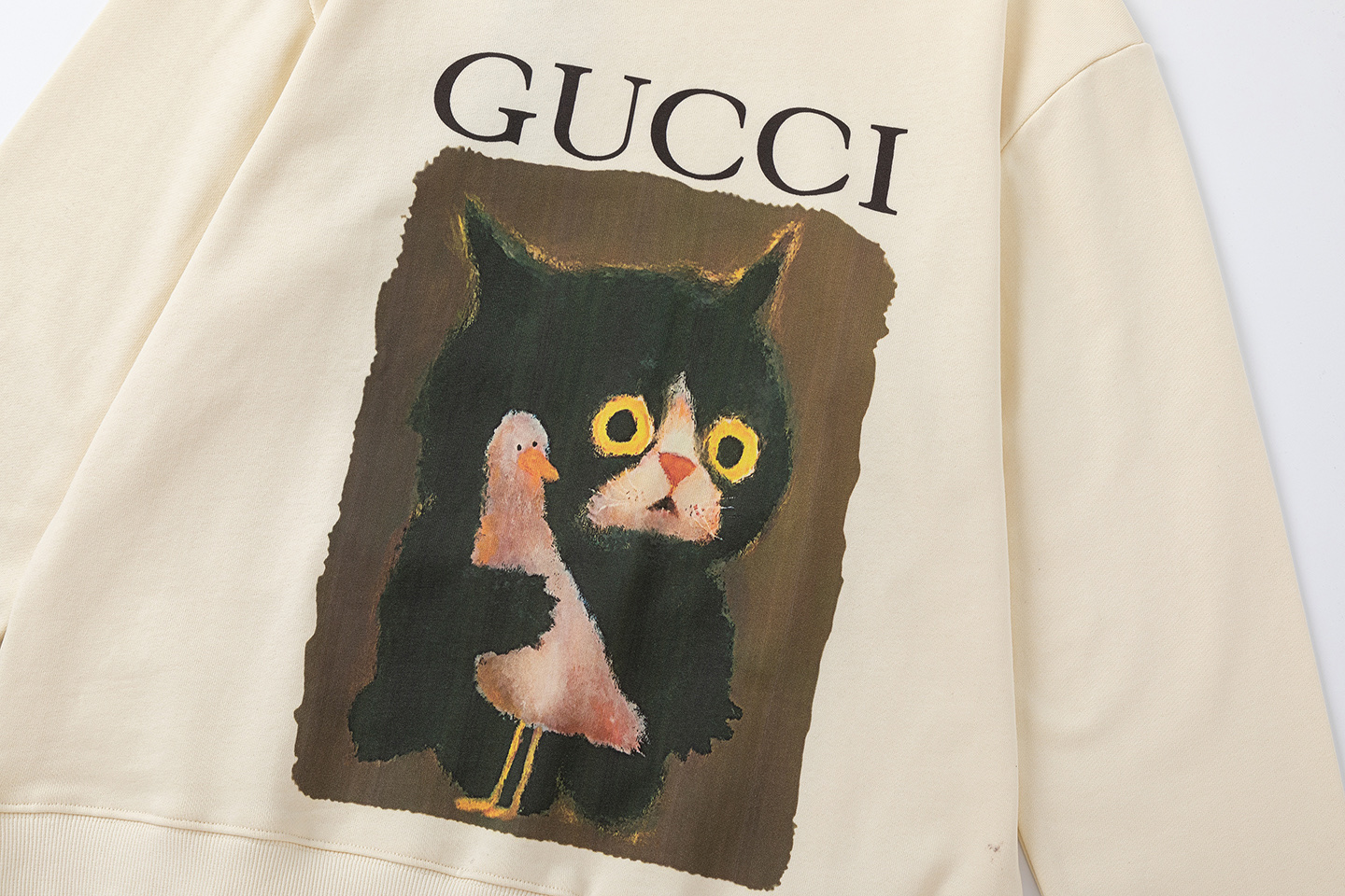 Gucci 高仿黑貓與鴨子插畫圓領長袖 奶白色休閒上衣| 14 Gucci 高仿黑貓與鴨子插畫圓領長袖 奶白色休閒上衣