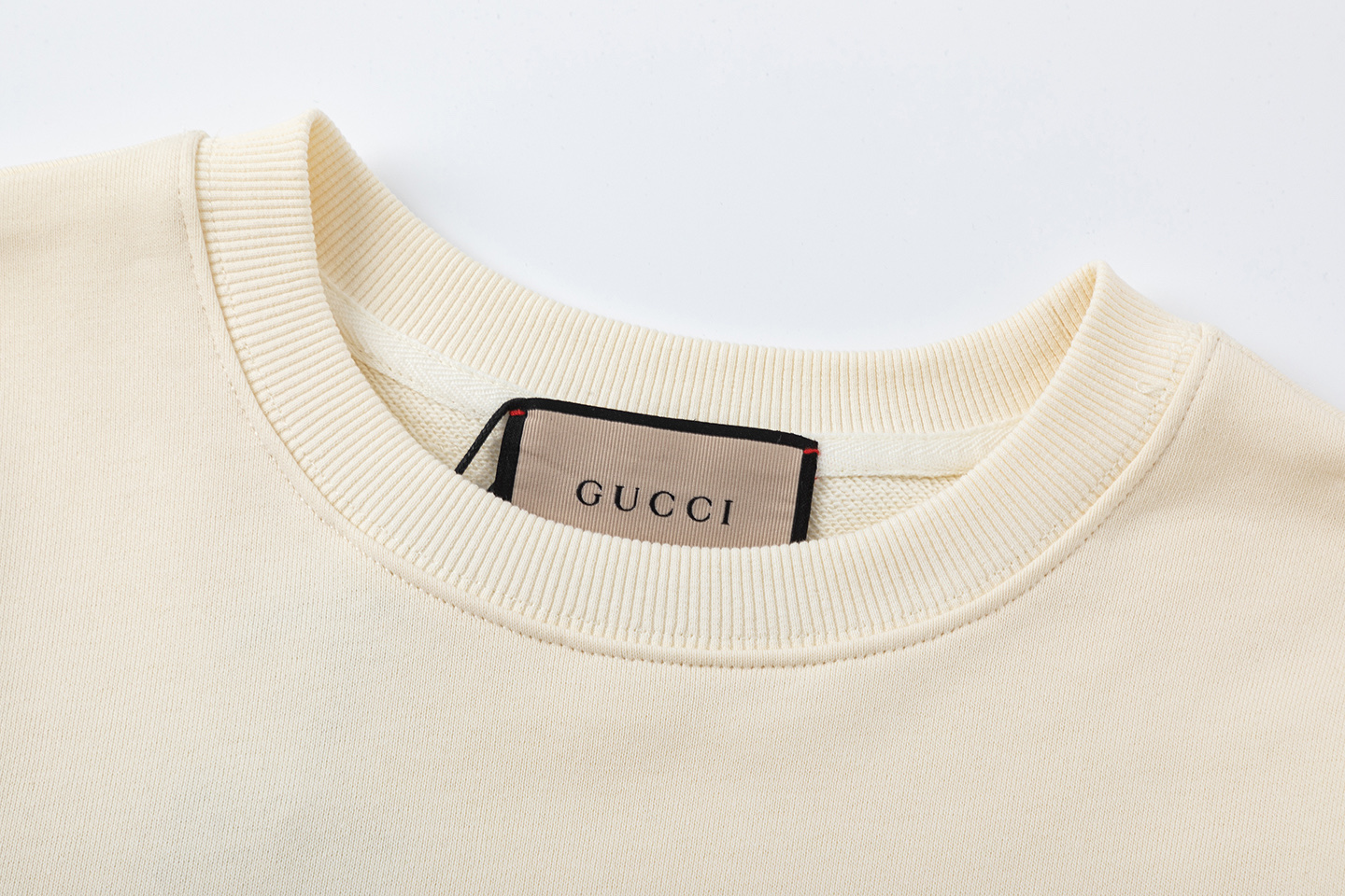 Gucci 高仿黑貓與鴨子插畫圓領長袖 奶白色休閒上衣| 11 Gucci 高仿黑貓與鴨子插畫圓領長袖 奶白色休閒上衣