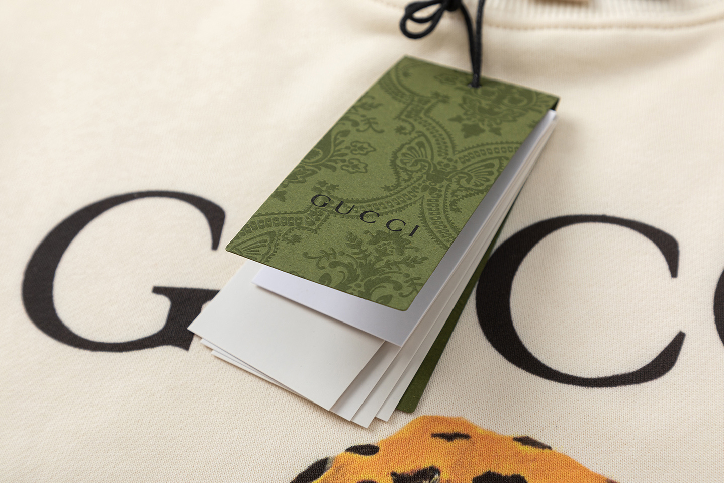 Gucci 高仿圓領長袖 狗狗圖案印花 黃豹圍巾設計款| 12 Gucci 高仿圓領長袖 狗狗圖案印花 黃豹圍巾設計款