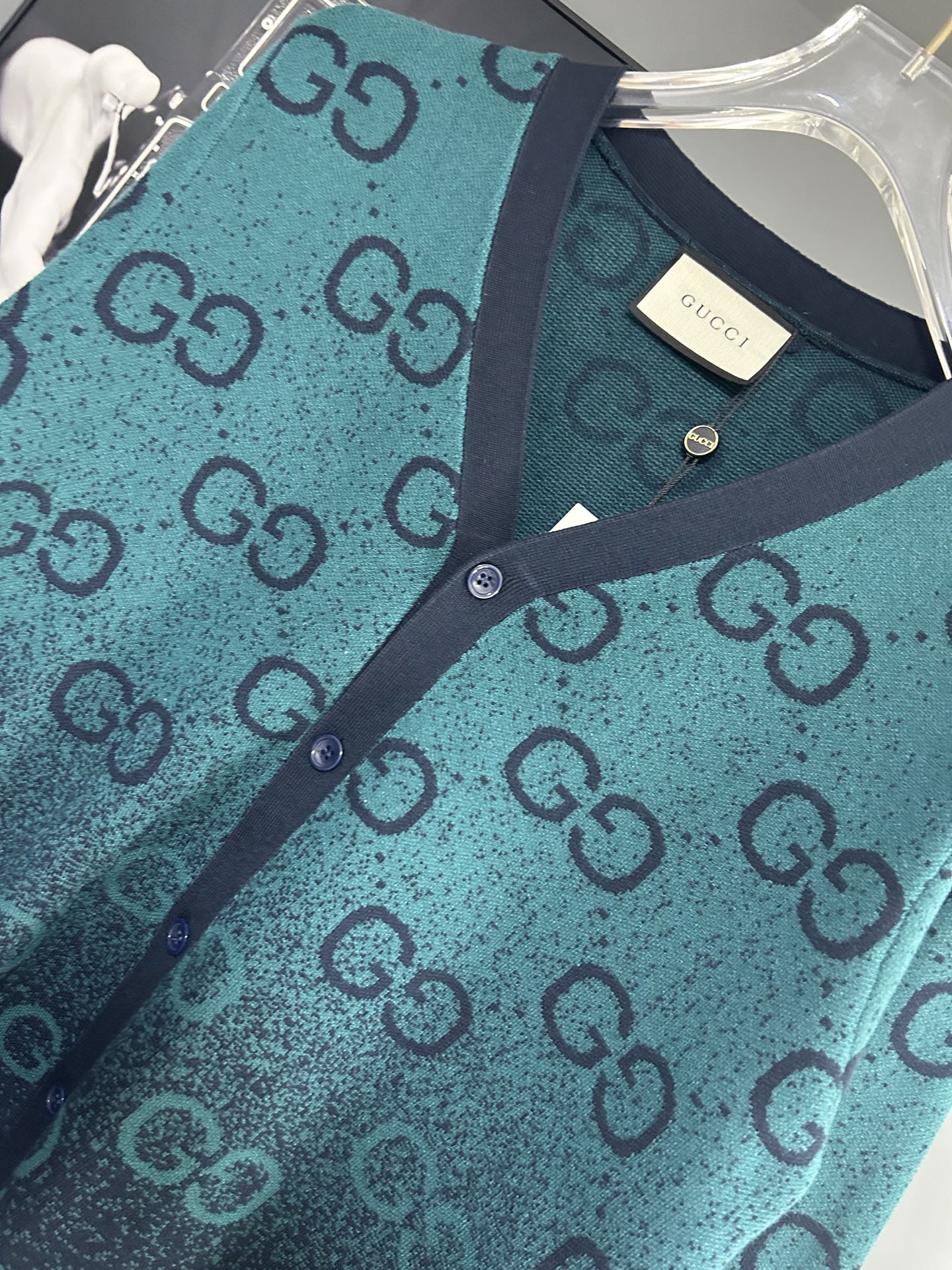Gucci 原單男士針織外套 綠黑漸層GG滿版 V領開襟設計| 7 Gucci 原單男士針織外套 綠黑漸層GG滿版 V領開襟設計