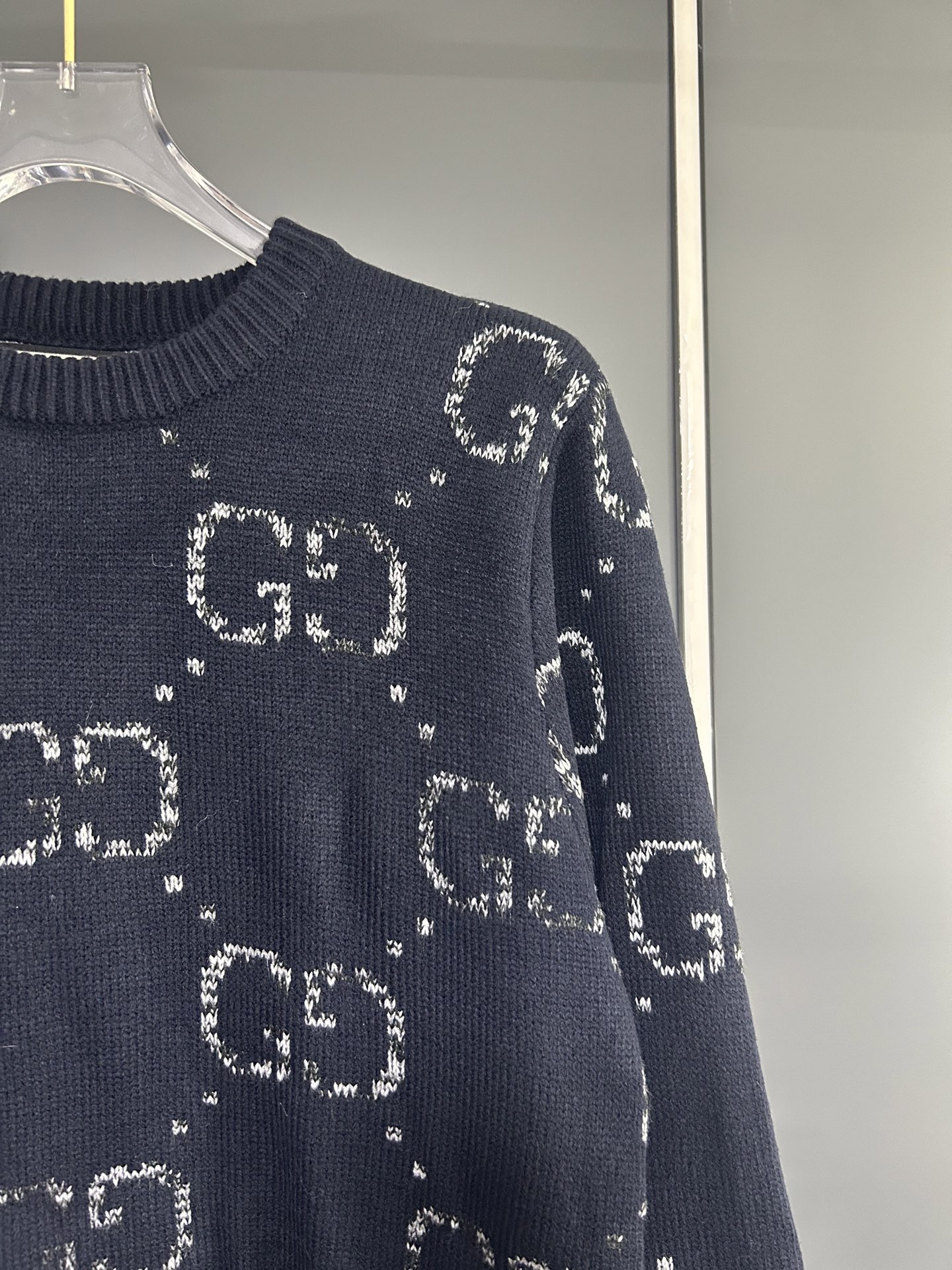 Gucci 高仿男針織毛衣 黑底白GG圖騰設計 低調中顯品味| 11 Gucci 高仿男針織毛衣 黑底白GG圖騰設計 低調中顯品味