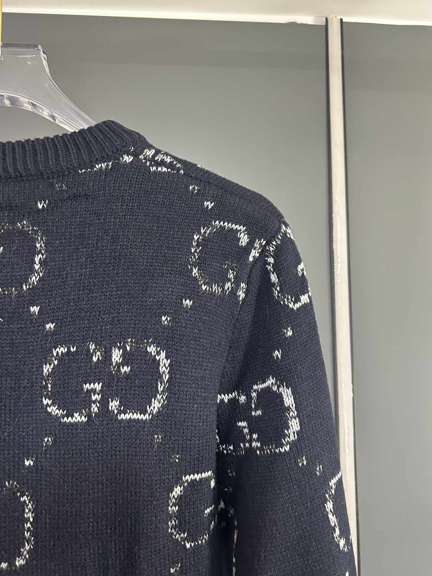Gucci 高仿男針織毛衣 黑底白GG圖騰設計 低調中顯品味| 10 Gucci 高仿男針織毛衣 黑底白GG圖騰設計 低調中顯品味