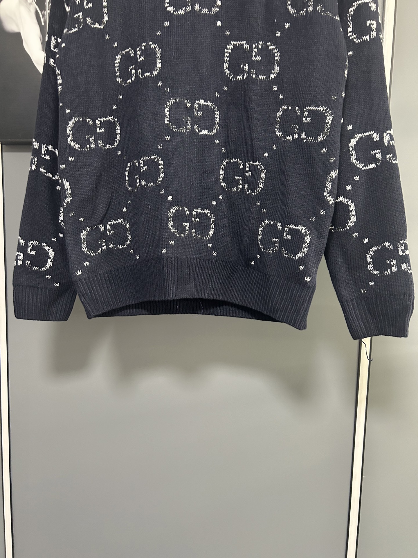 Gucci 高仿男針織毛衣 黑底白GG圖騰設計 低調中顯品味| 7 Gucci 高仿男針織毛衣 黑底白GG圖騰設計 低調中顯品味