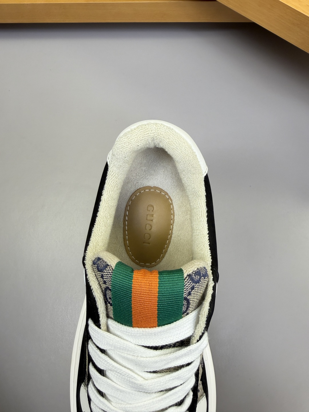 Gucci高仿男士拼色運動鞋 GG帆布拼麂皮設計復古感十足| 9 Gucci高仿男士拼色運動鞋 GG帆布拼麂皮設計復古感十足