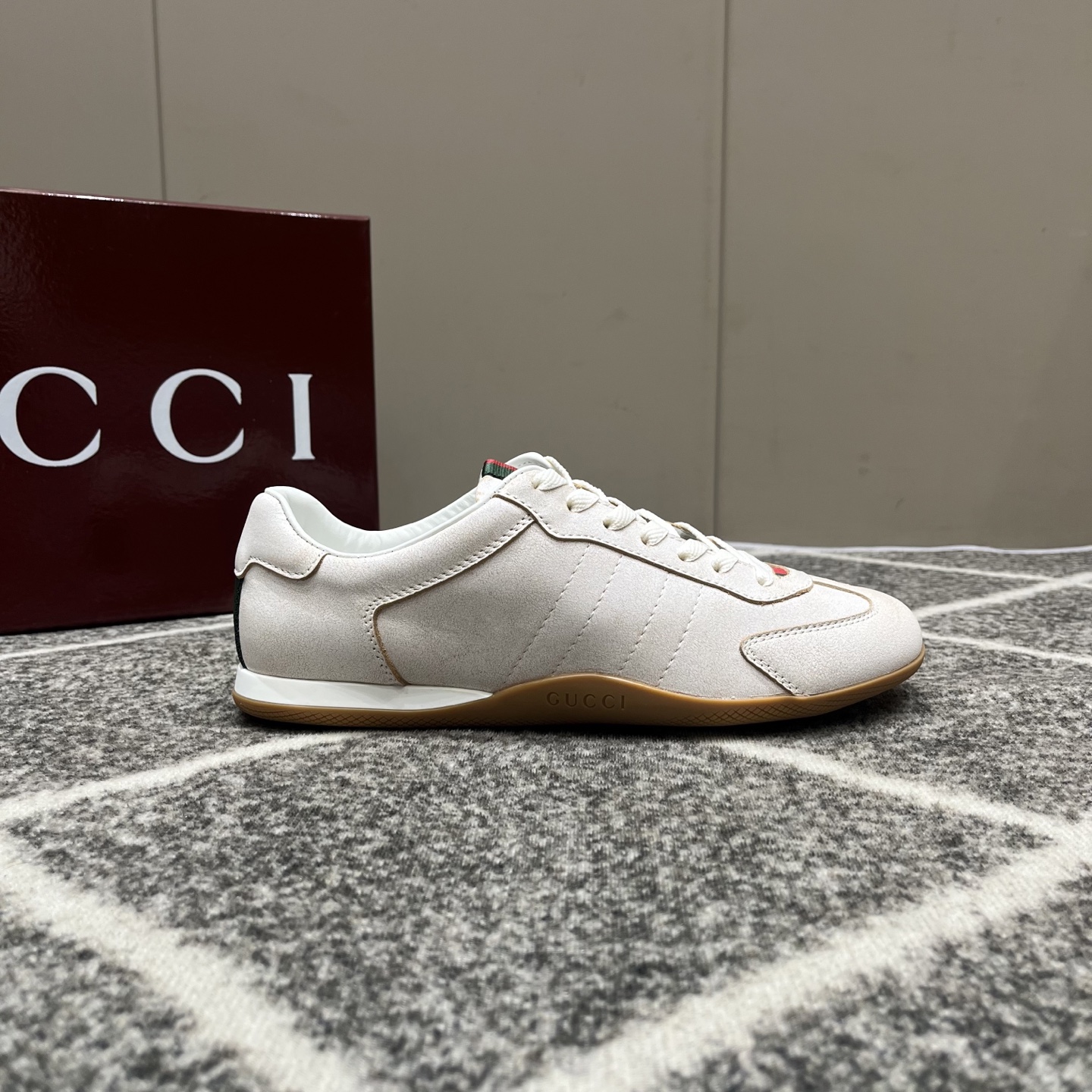 GucciA貨白色男士休閒鞋 織帶裝飾復古修身設計| 9 GucciA貨白色男士休閒鞋 織帶裝飾復古修身設計