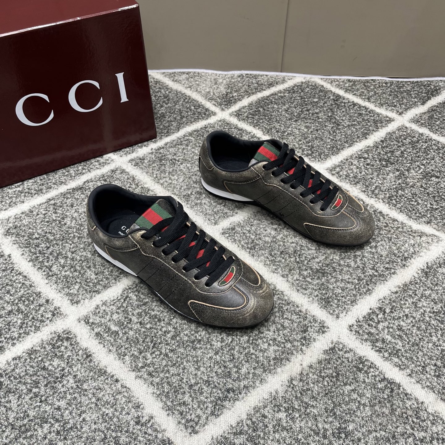 Gucci高仿男鞋 黑灰金屬光面低筒鞋 經典織帶點綴款| 13 Gucci高仿男鞋 黑灰金屬光面低筒鞋 經典織帶點綴款