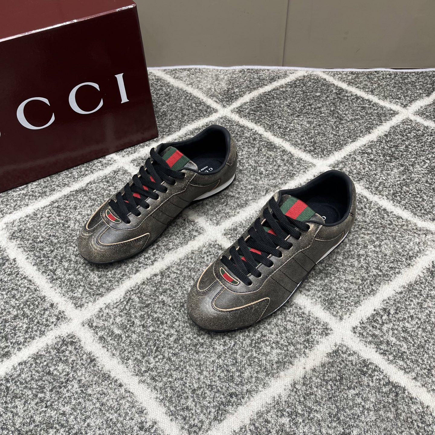 Gucci高仿男鞋 黑灰金屬光面低筒鞋 經典織帶點綴款| 12 Gucci高仿男鞋 黑灰金屬光面低筒鞋 經典織帶點綴款