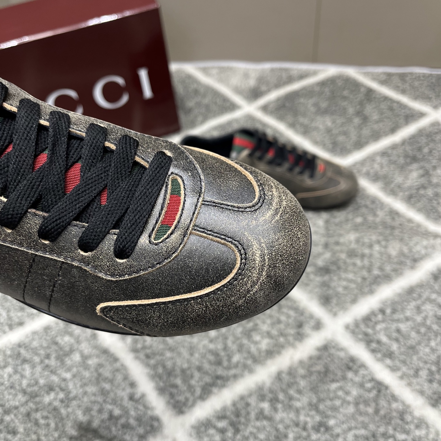 Gucci高仿男鞋 黑灰金屬光面低筒鞋 經典織帶點綴款| 11 Gucci高仿男鞋 黑灰金屬光面低筒鞋 經典織帶點綴款