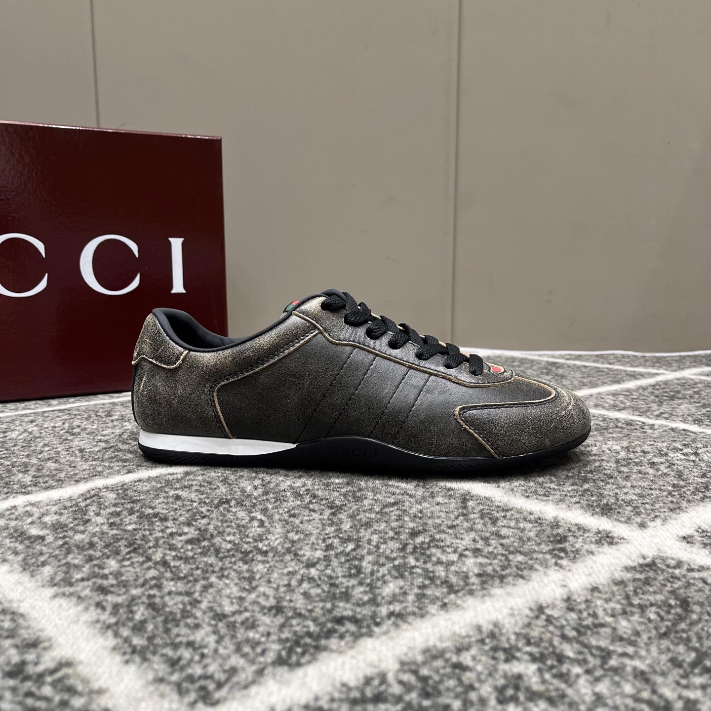 Gucci高仿男鞋 黑灰金屬光面低筒鞋 經典織帶點綴款| 9 Gucci高仿男鞋 黑灰金屬光面低筒鞋 經典織帶點綴款
