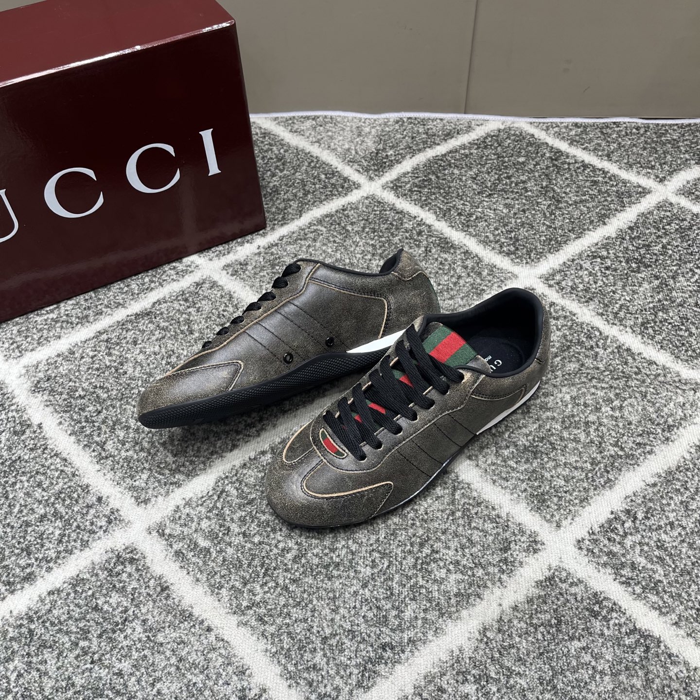 Gucci高仿男鞋 黑灰金屬光面低筒鞋 經典織帶點綴款| 8 Gucci高仿男鞋 黑灰金屬光面低筒鞋 經典織帶點綴款