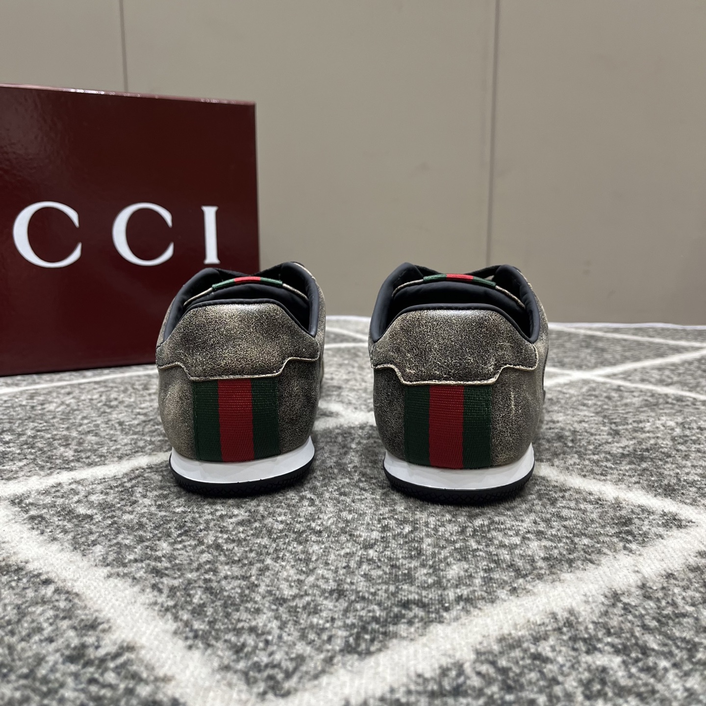 Gucci高仿男鞋 黑灰金屬光面低筒鞋 經典織帶點綴款| 7 Gucci高仿男鞋 黑灰金屬光面低筒鞋 經典織帶點綴款