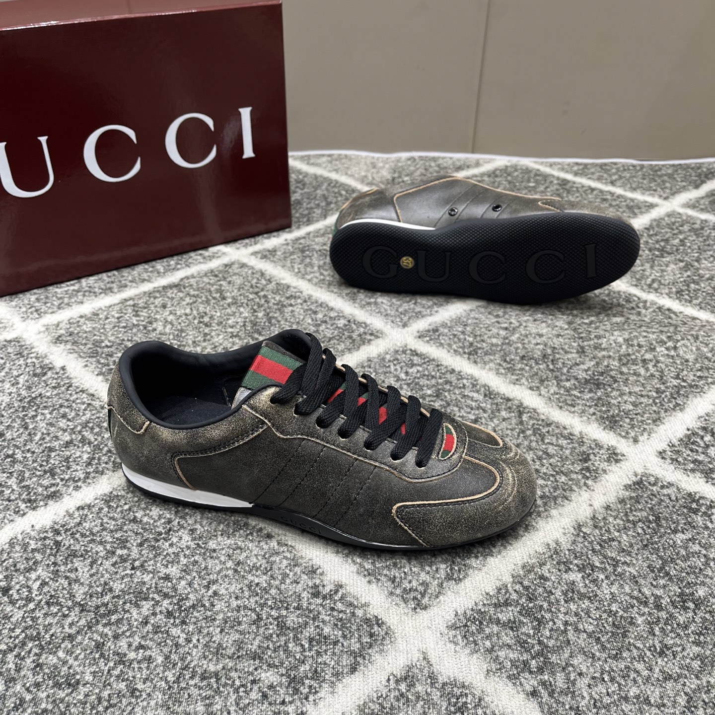 Gucci高仿男鞋 黑灰金屬光面低筒鞋 經典織帶點綴款| 14 Gucci高仿男鞋 黑灰金屬光面低筒鞋 經典織帶點綴款