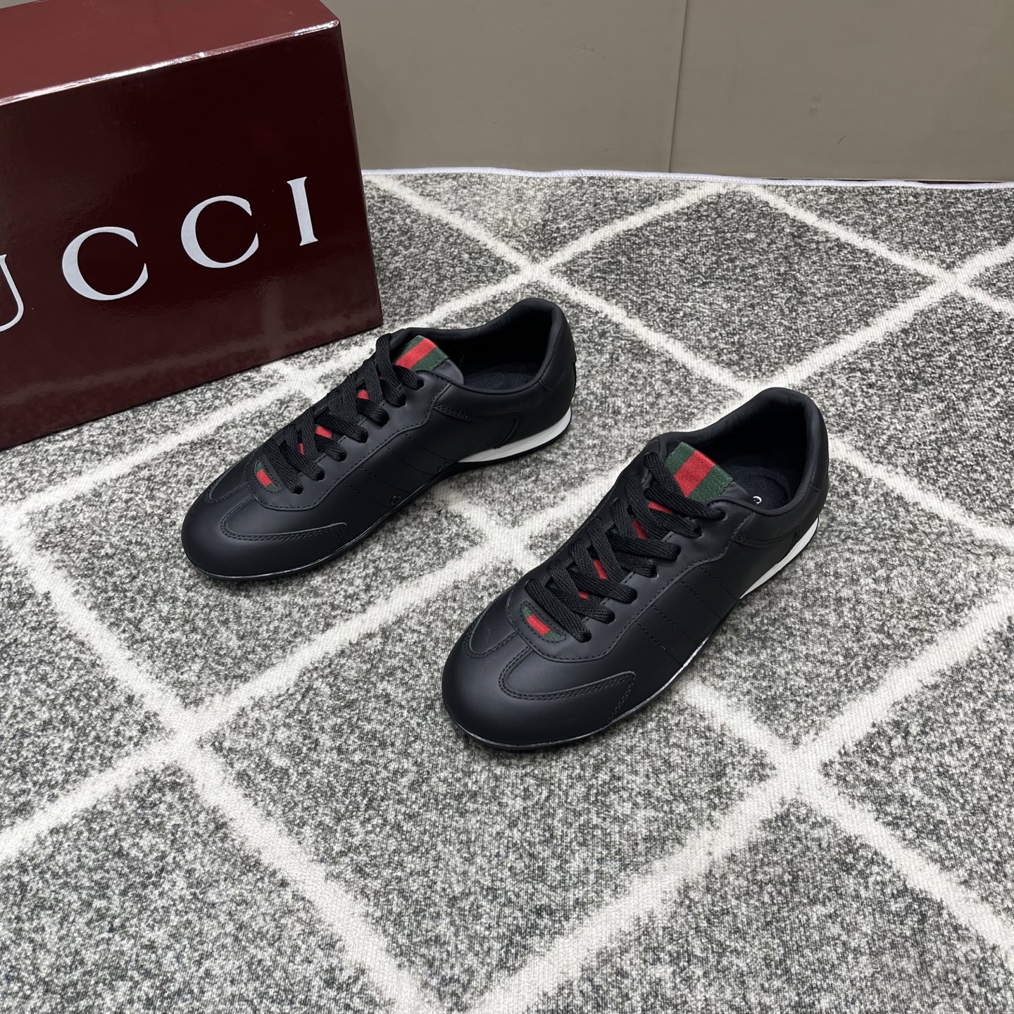 Gucci原單黑色男士運動鞋 經典紅綠織帶設計極簡款| 13 Gucci原單黑色男士運動鞋 經典紅綠織帶設計極簡款