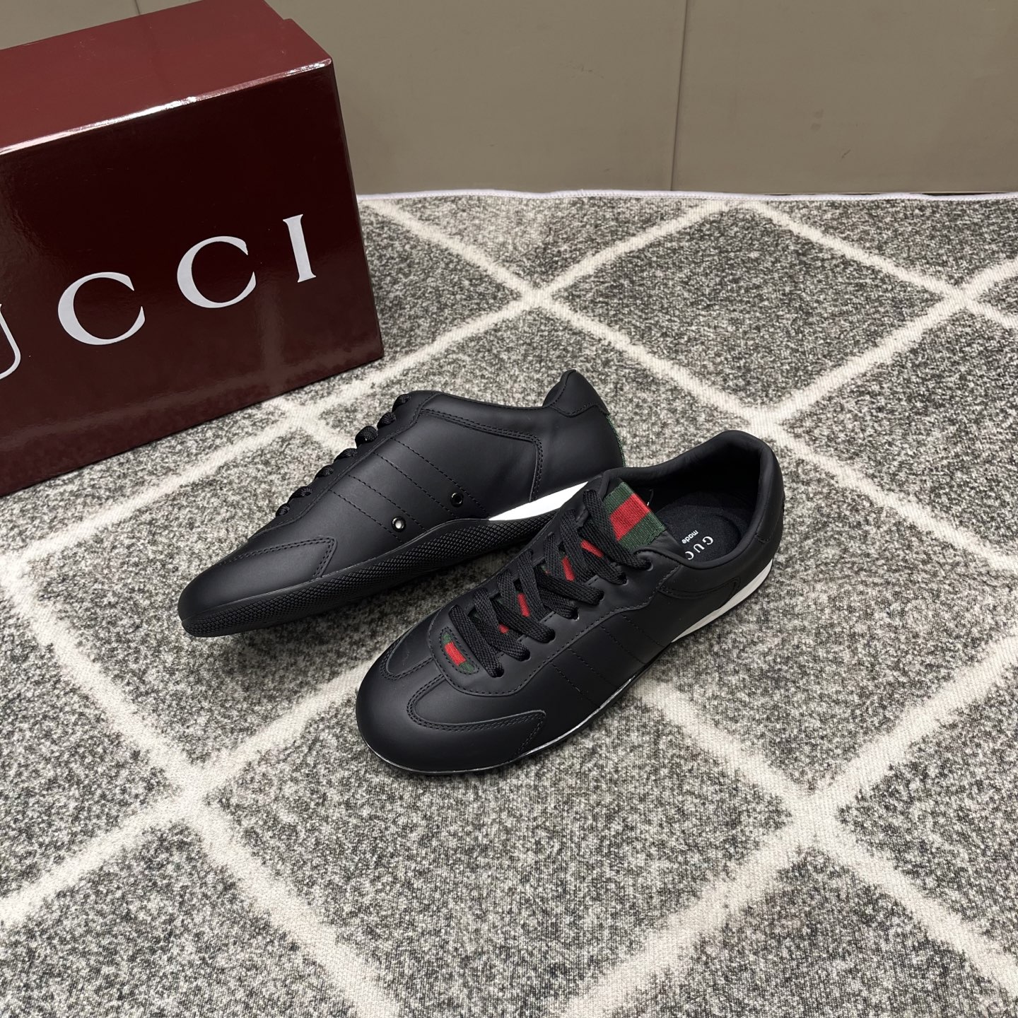 Gucci原單黑色男士運動鞋 經典紅綠織帶設計極簡款| 9 Gucci原單黑色男士運動鞋 經典紅綠織帶設計極簡款