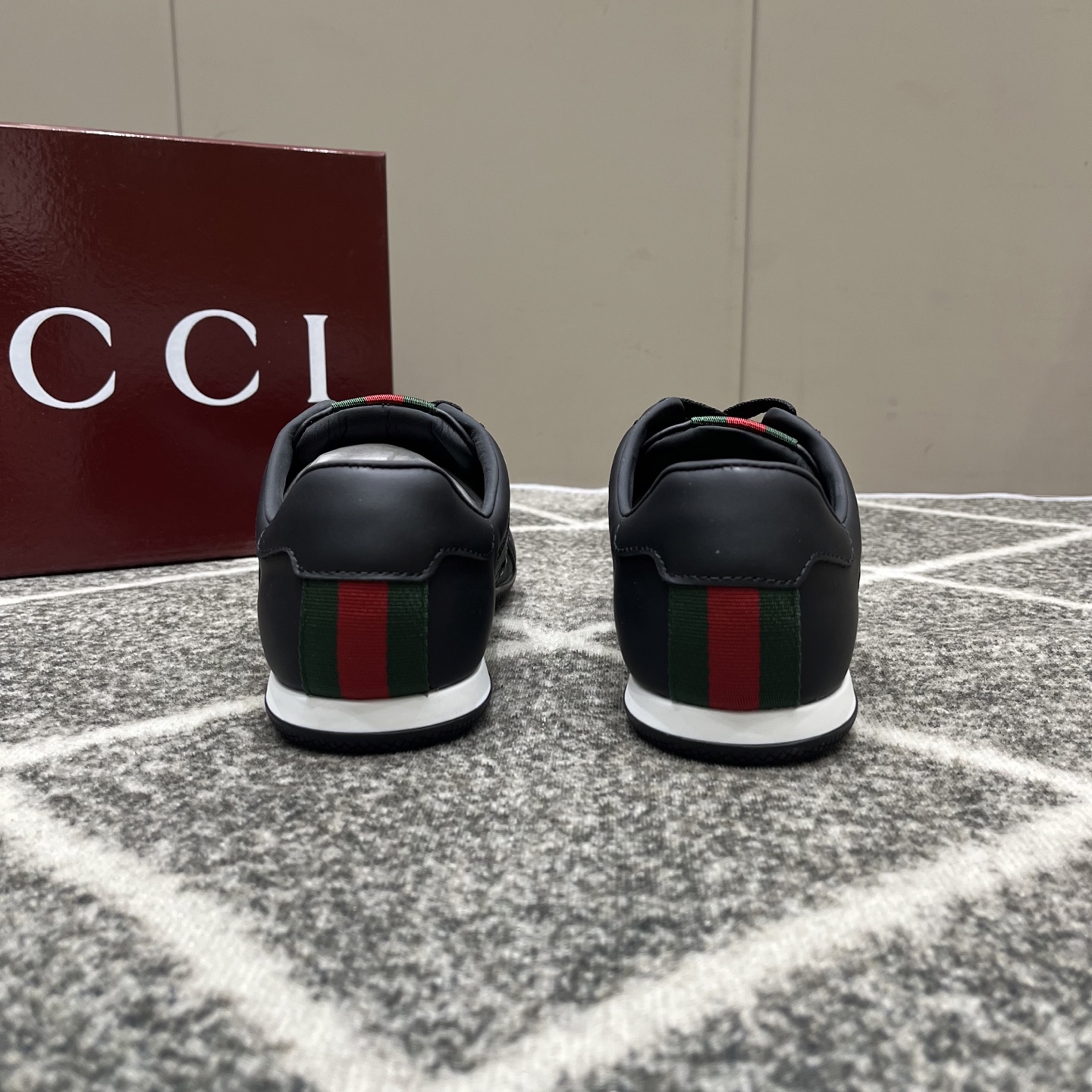 Gucci原單黑色男士運動鞋 經典紅綠織帶設計極簡款| 8 Gucci原單黑色男士運動鞋 經典紅綠織帶設計極簡款