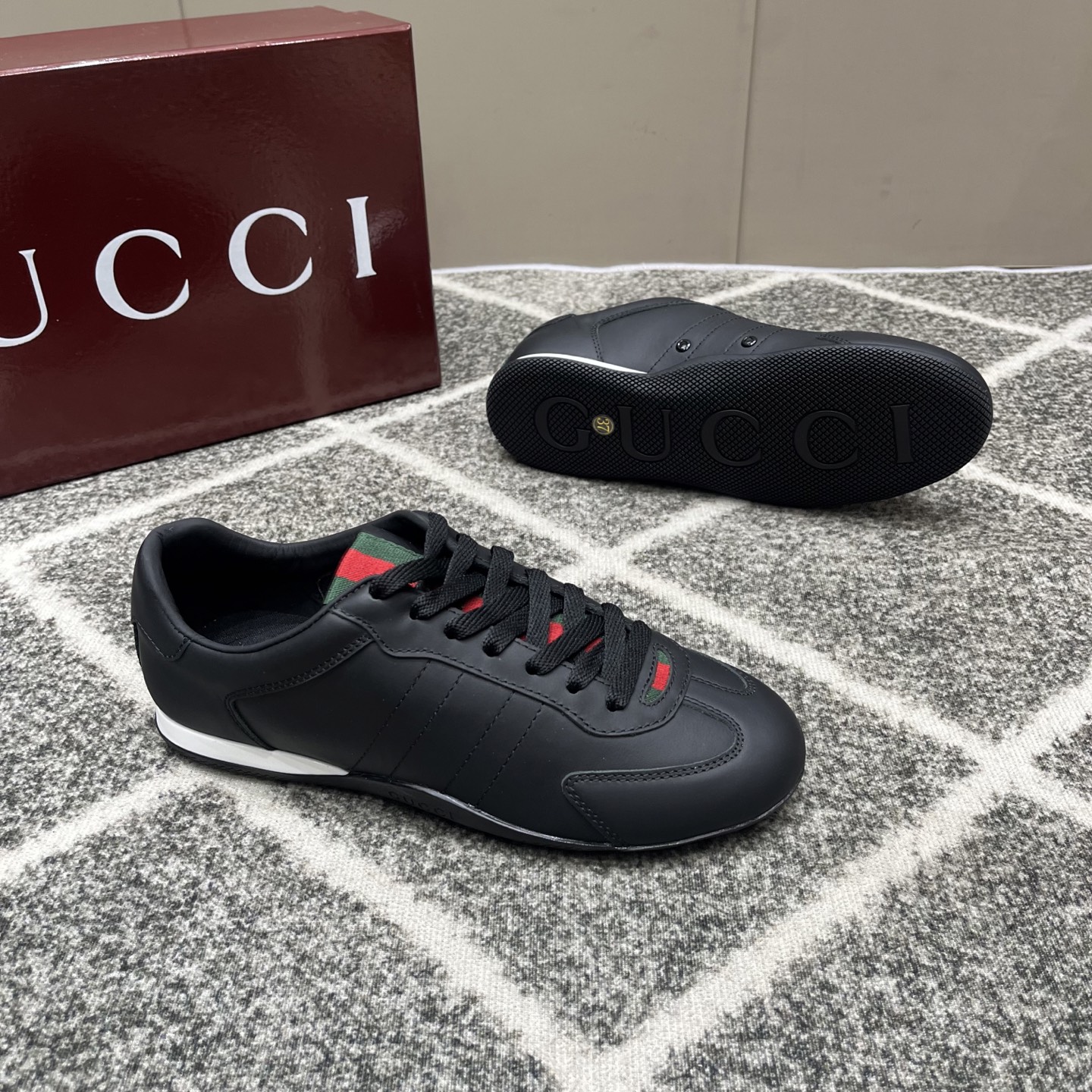 Gucci原單黑色男士運動鞋 經典紅綠織帶設計極簡款| 7 Gucci原單黑色男士運動鞋 經典紅綠織帶設計極簡款