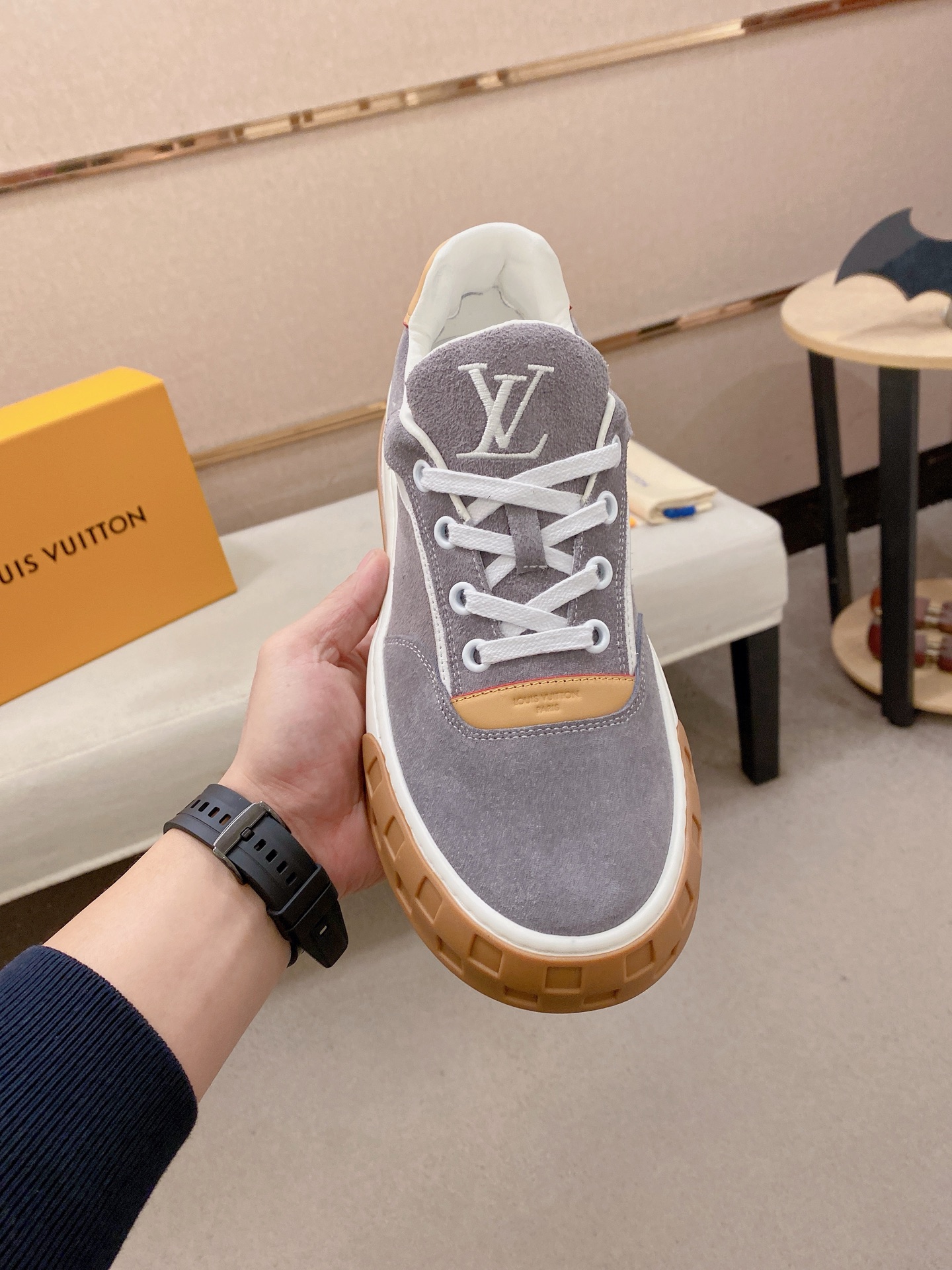 LV 高仿 男款麂皮休閒鞋 灰色低調質感 百搭日常風格| 14 LV 高仿 男款麂皮休閒鞋 灰色低調質感 百搭日常風格