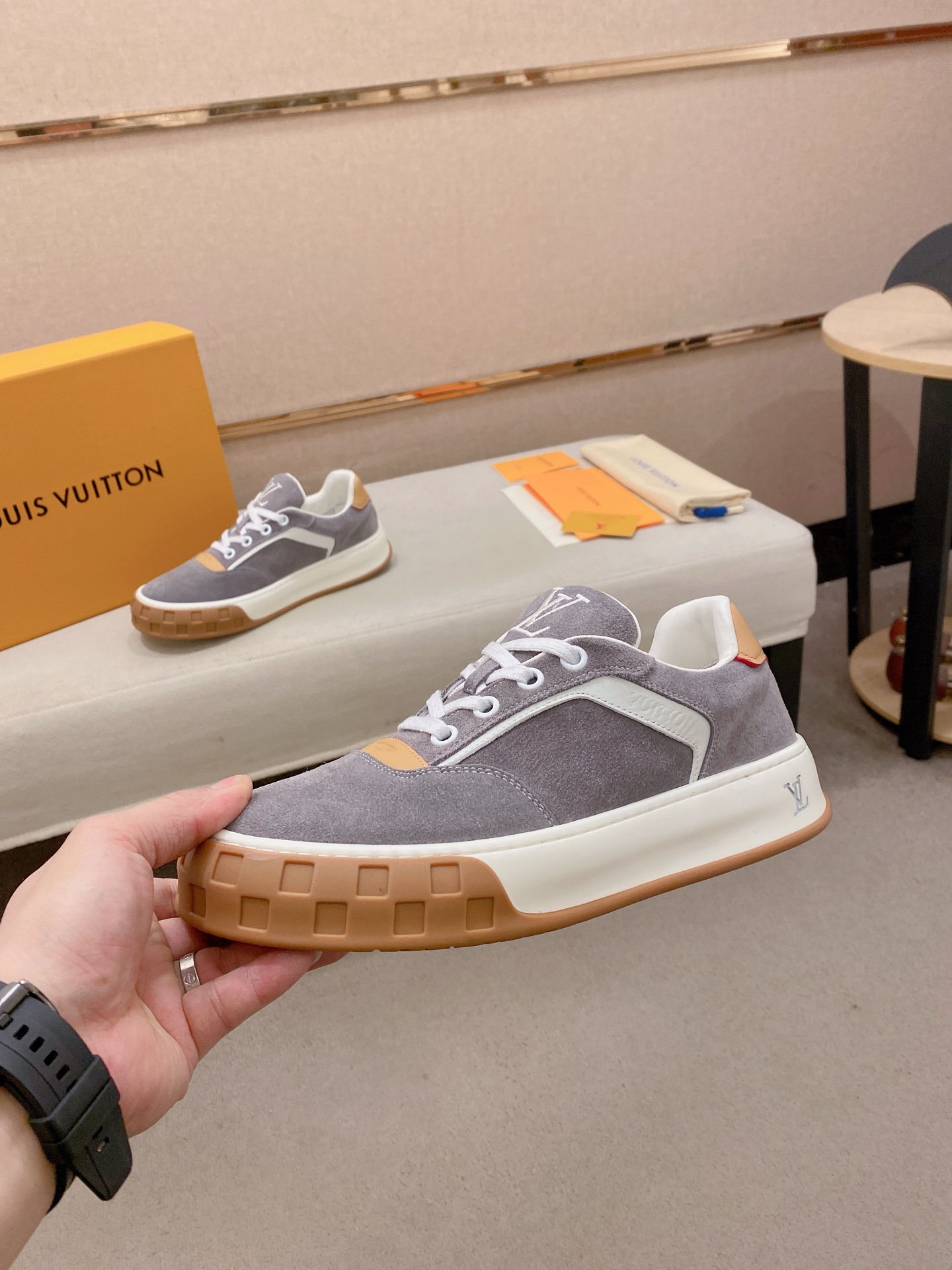 LV 高仿 男款麂皮休閒鞋 灰色低調質感 百搭日常風格| 13 LV 高仿 男款麂皮休閒鞋 灰色低調質感 百搭日常風格