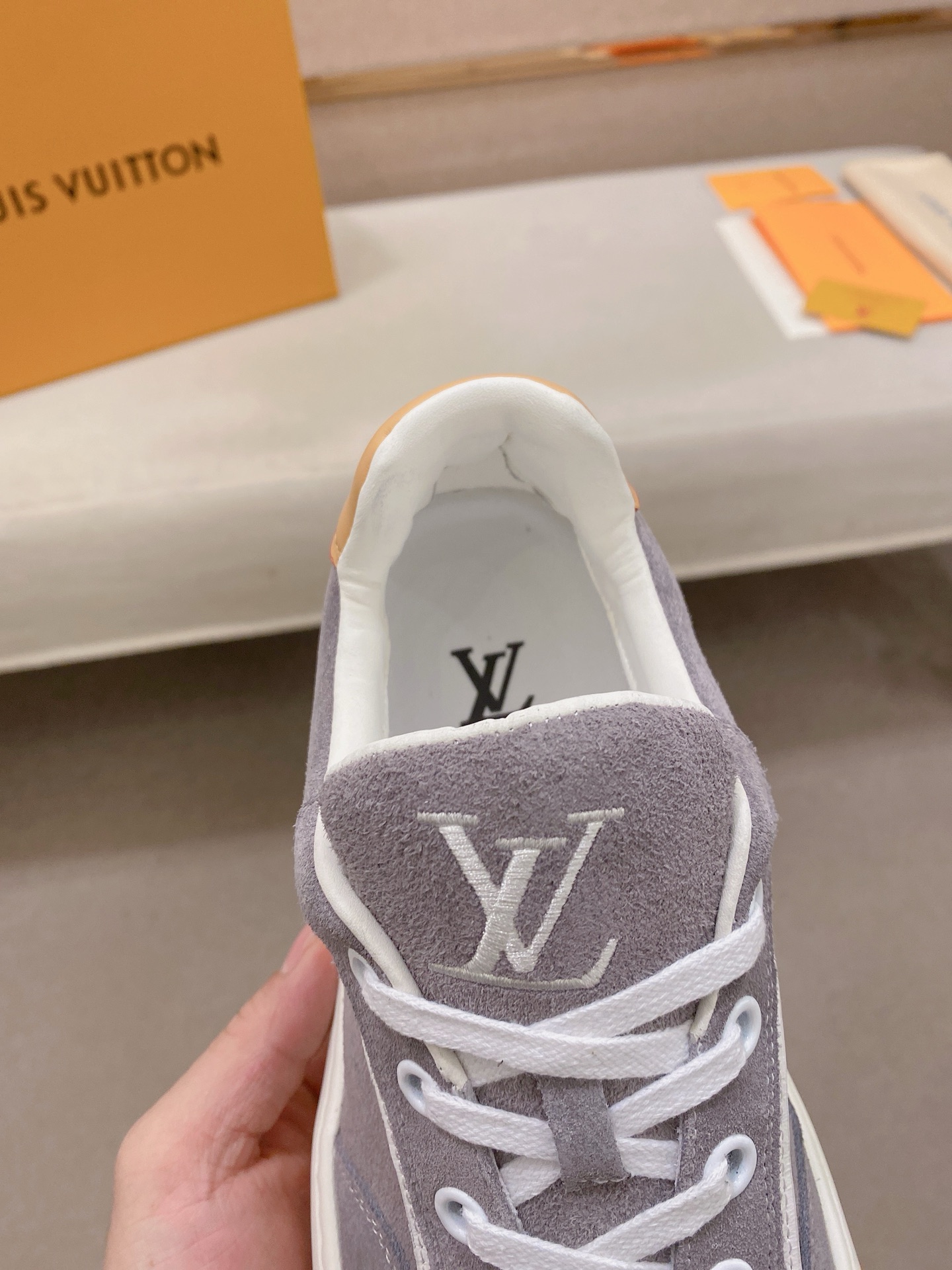 LV 高仿 男款麂皮休閒鞋 灰色低調質感 百搭日常風格| 10 LV 高仿 男款麂皮休閒鞋 灰色低調質感 百搭日常風格