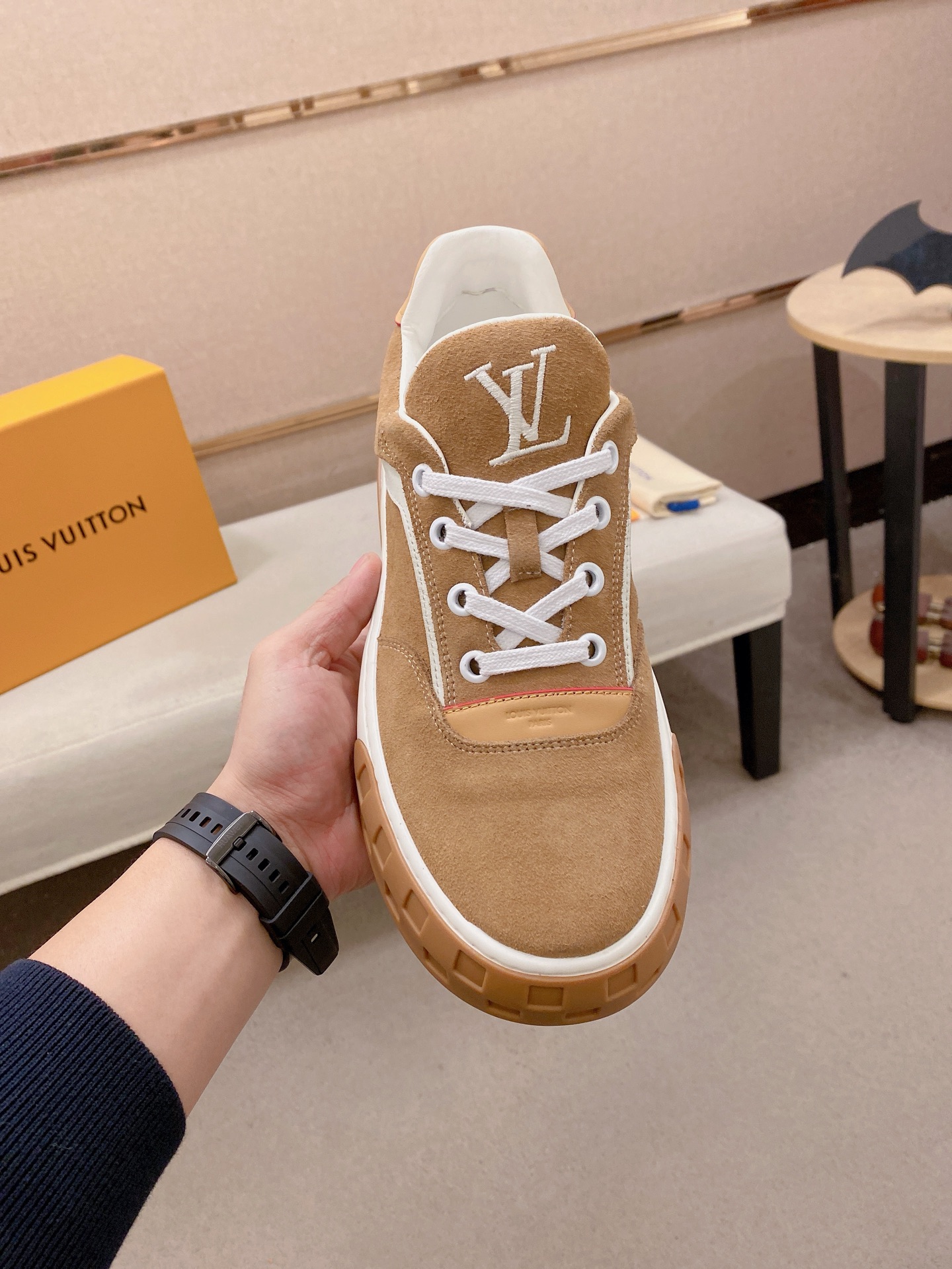 LV 原單 男款麂皮休閒鞋 卡其色百搭款 舒適耐走設計| 14 LV 原單 男款麂皮休閒鞋 卡其色百搭款 舒適耐走設計