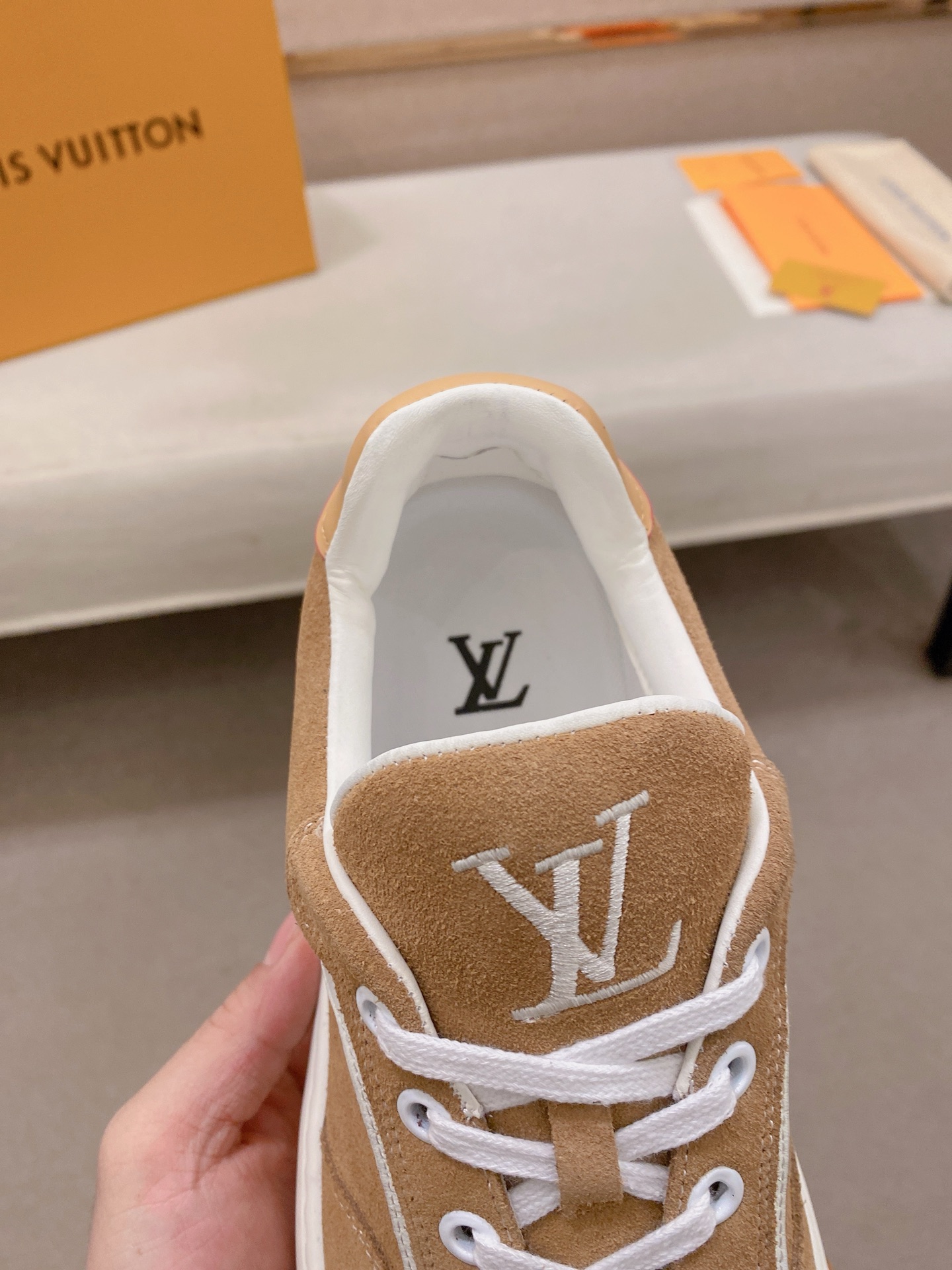 LV 原單 男款麂皮休閒鞋 卡其色百搭款 舒適耐走設計| 10 LV 原單 男款麂皮休閒鞋 卡其色百搭款 舒適耐走設計