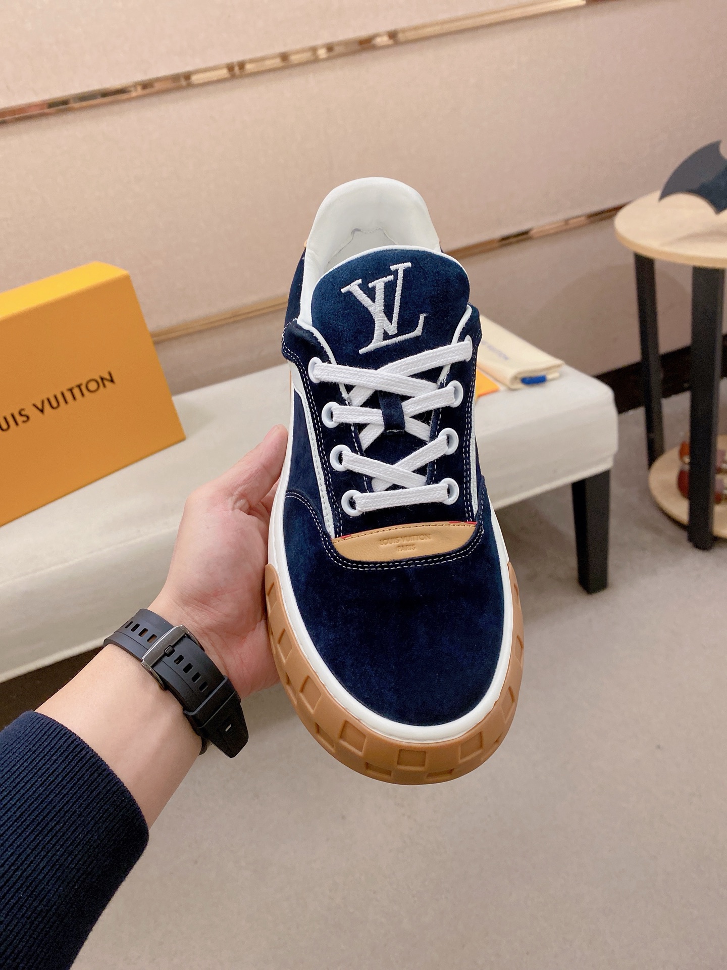 LV 高仿 男款麂皮休閒鞋 深藍色質感款 立體刺繡設計| 14 LV 高仿 男款麂皮休閒鞋 深藍色質感款 立體刺繡設計