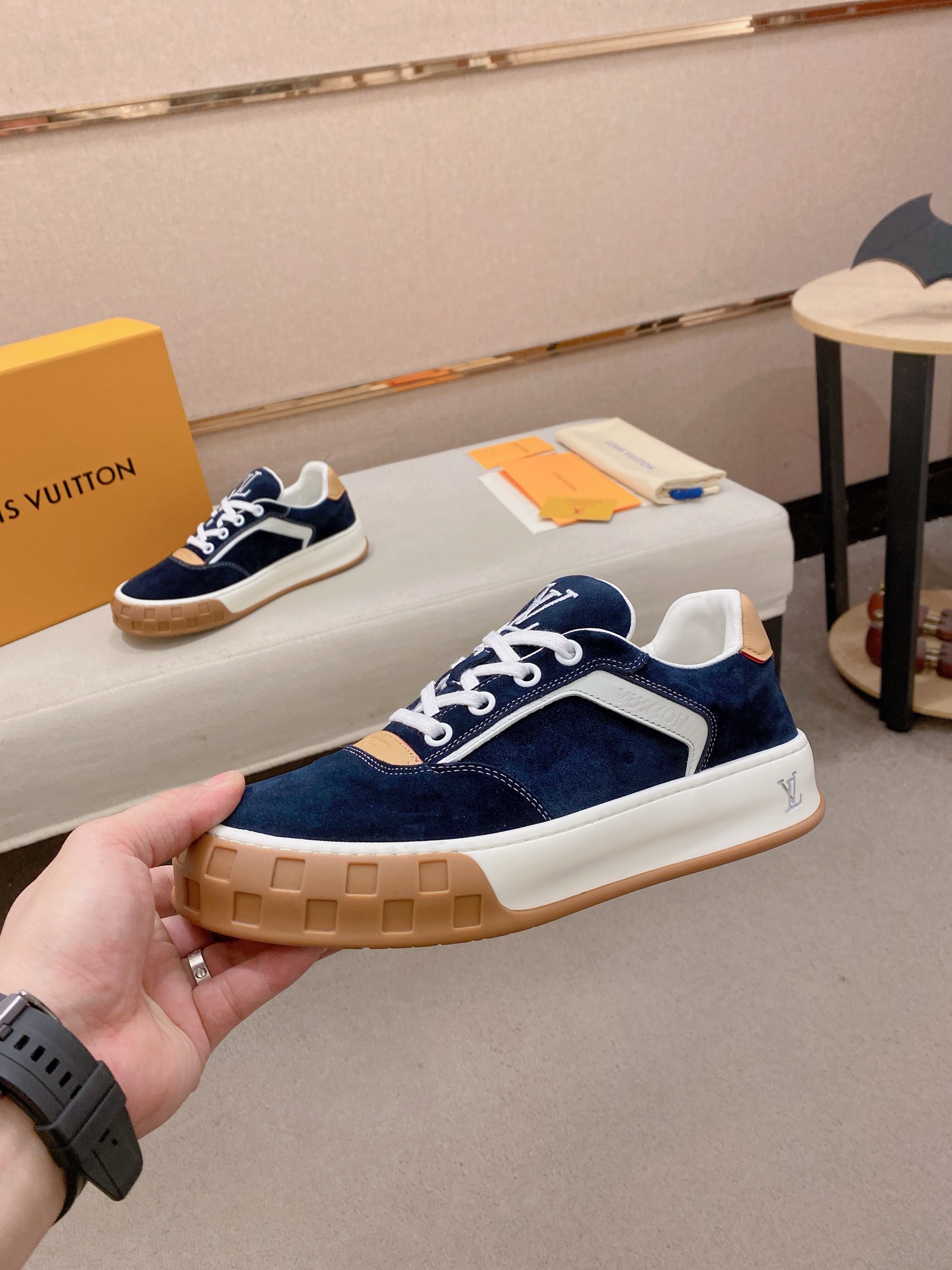 LV 高仿 男款麂皮休閒鞋 深藍色質感款 立體刺繡設計| 13 LV 高仿 男款麂皮休閒鞋 深藍色質感款 立體刺繡設計