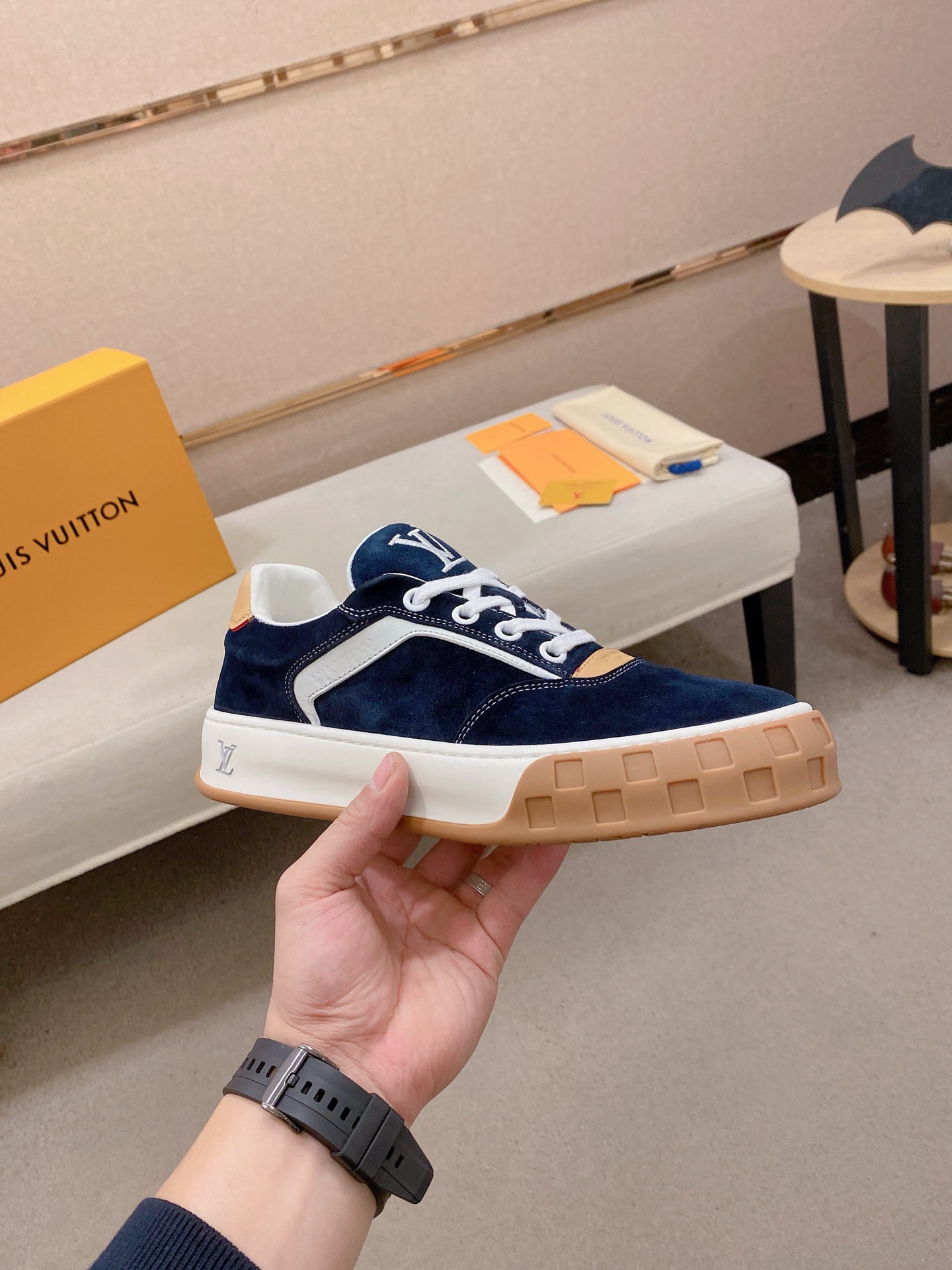 LV 高仿 男款麂皮休閒鞋 深藍色質感款 立體刺繡設計| 12 LV 高仿 男款麂皮休閒鞋 深藍色質感款 立體刺繡設計