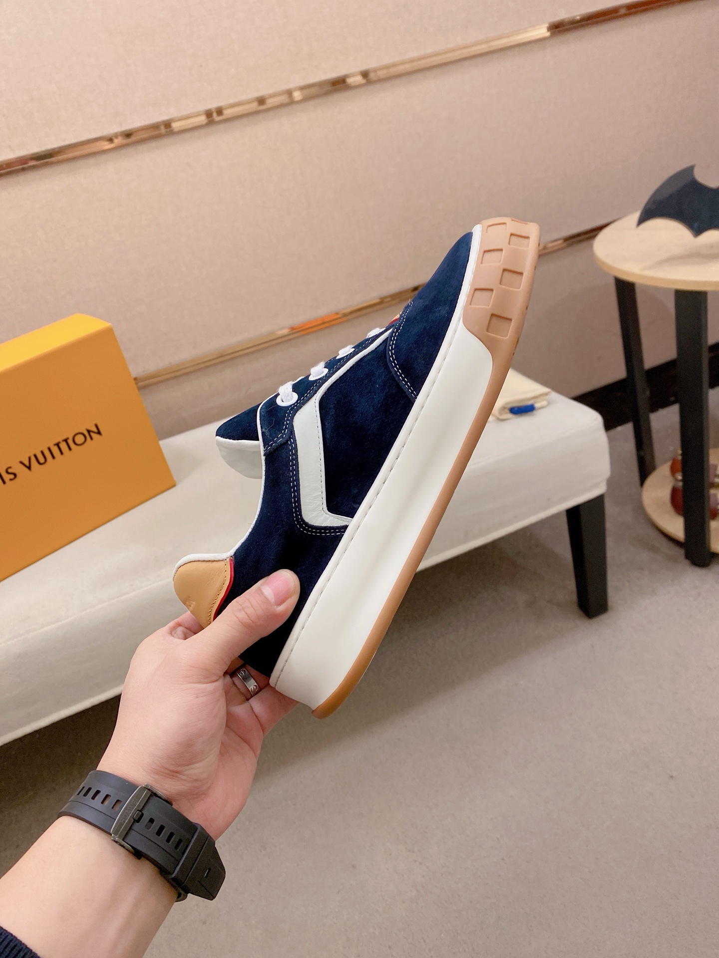 LV 高仿 男款麂皮休閒鞋 深藍色質感款 立體刺繡設計| 11 LV 高仿 男款麂皮休閒鞋 深藍色質感款 立體刺繡設計