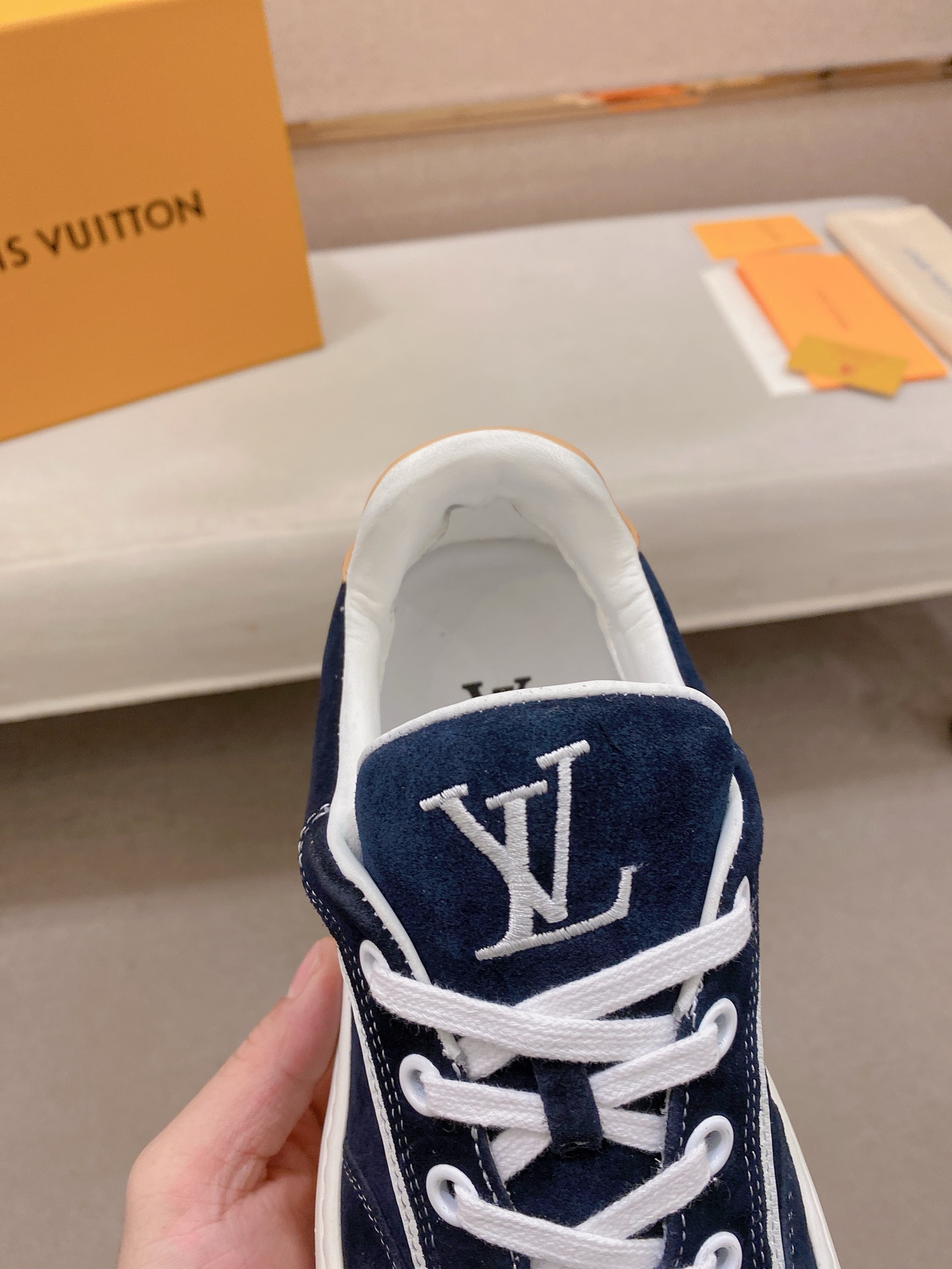 LV 高仿 男款麂皮休閒鞋 深藍色質感款 立體刺繡設計| 10 LV 高仿 男款麂皮休閒鞋 深藍色質感款 立體刺繡設計