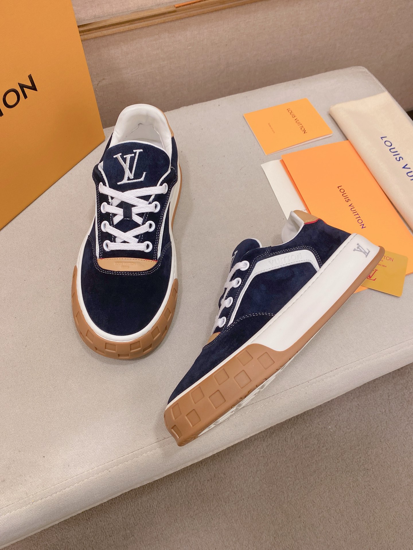 LV 高仿 男款麂皮休閒鞋 深藍色質感款 立體刺繡設計| 9 LV 高仿 男款麂皮休閒鞋 深藍色質感款 立體刺繡設計