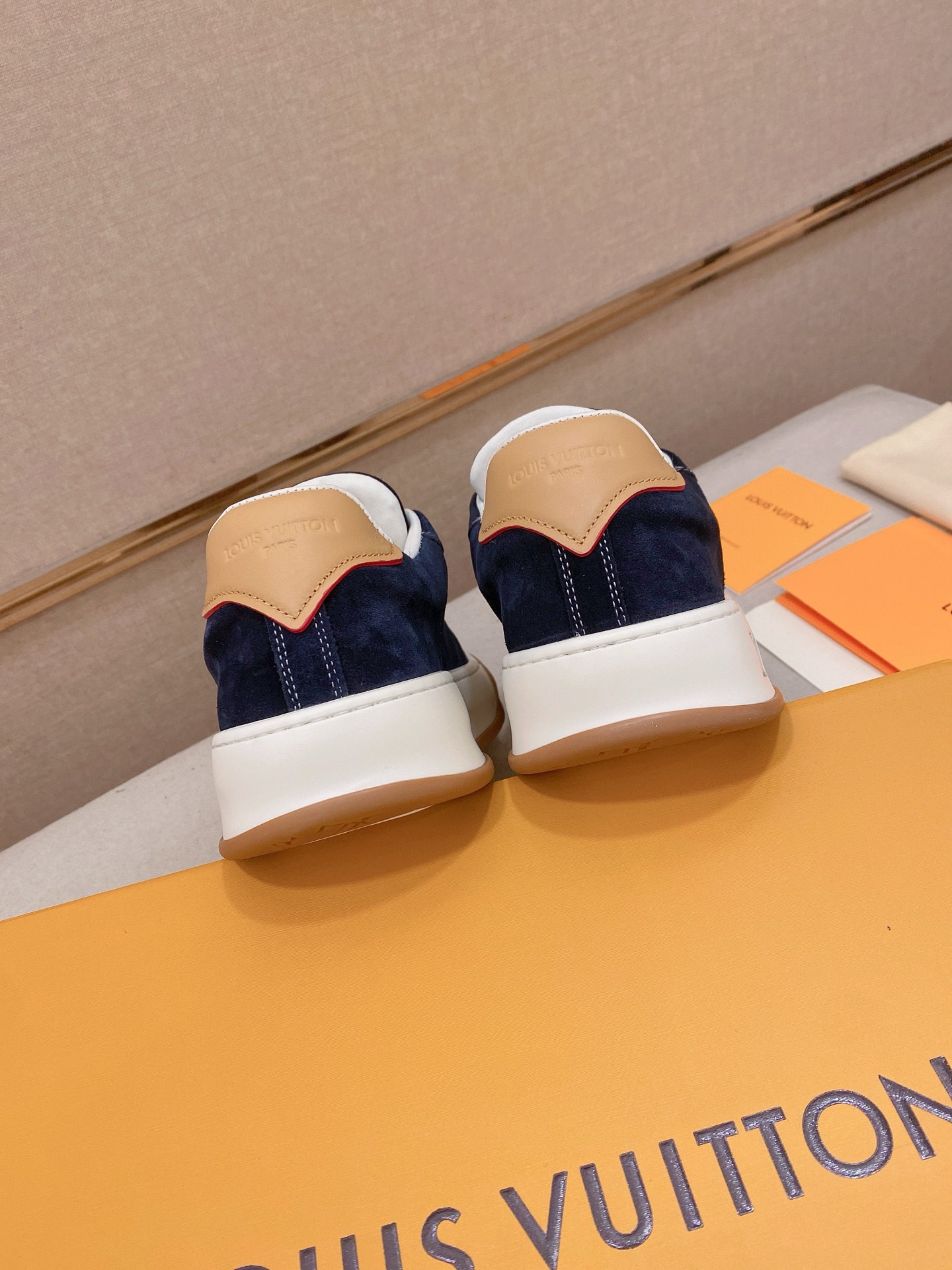 LV 高仿 男款麂皮休閒鞋 深藍色質感款 立體刺繡設計| 7 LV 高仿 男款麂皮休閒鞋 深藍色質感款 立體刺繡設計