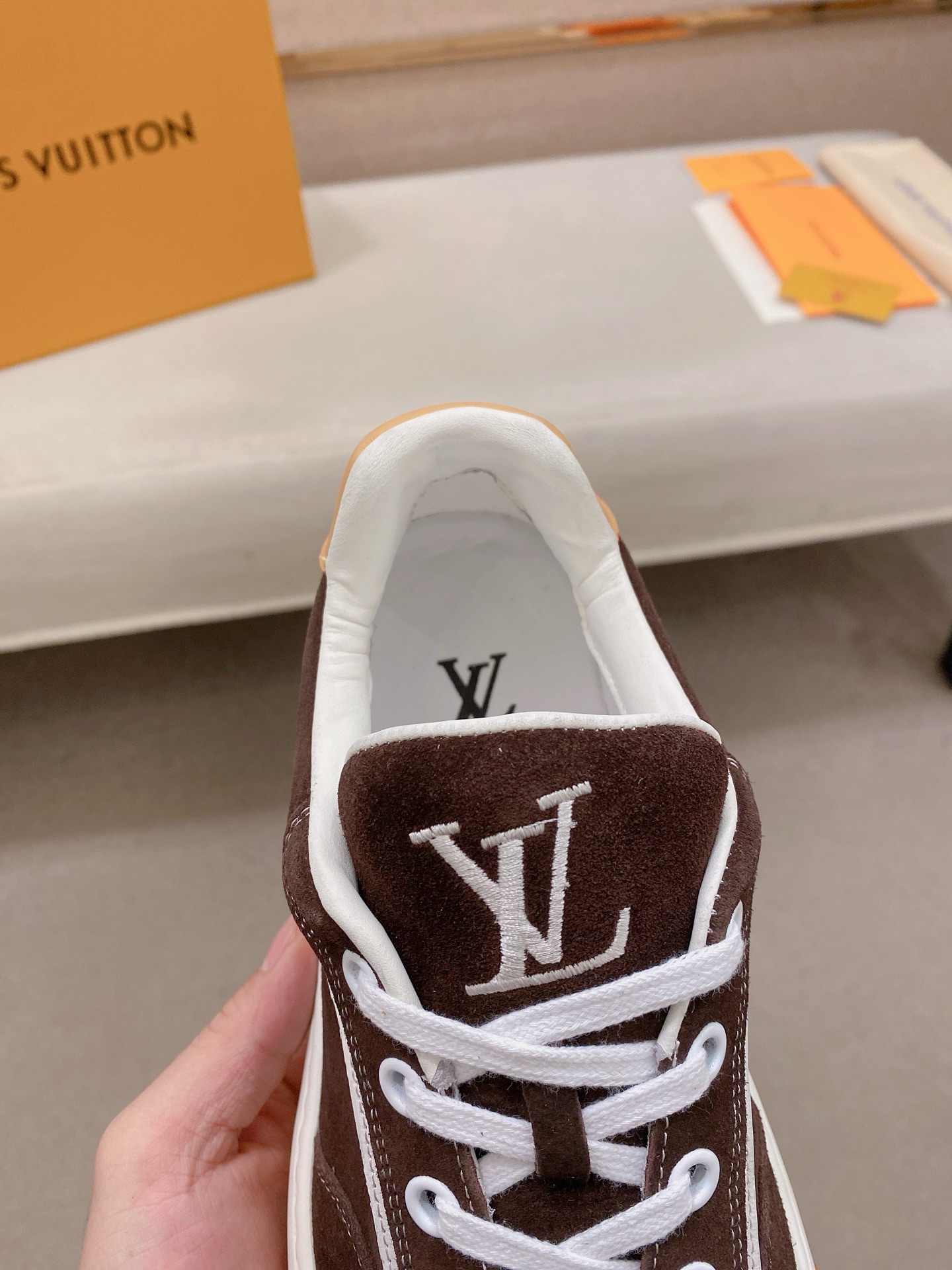 LV 一比一 男款麂皮休閒鞋 深棕色經典款 舒適耐走百搭| 10 LV 一比一 男款麂皮休閒鞋 深棕色經典款 舒適耐走百搭