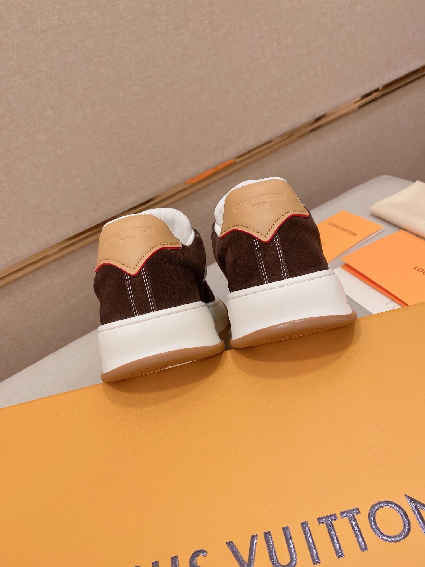 LV 一比一 男款麂皮休閒鞋 深棕色經典款 舒適耐走百搭| 7 LV 一比一 男款麂皮休閒鞋 深棕色經典款 舒適耐走百搭