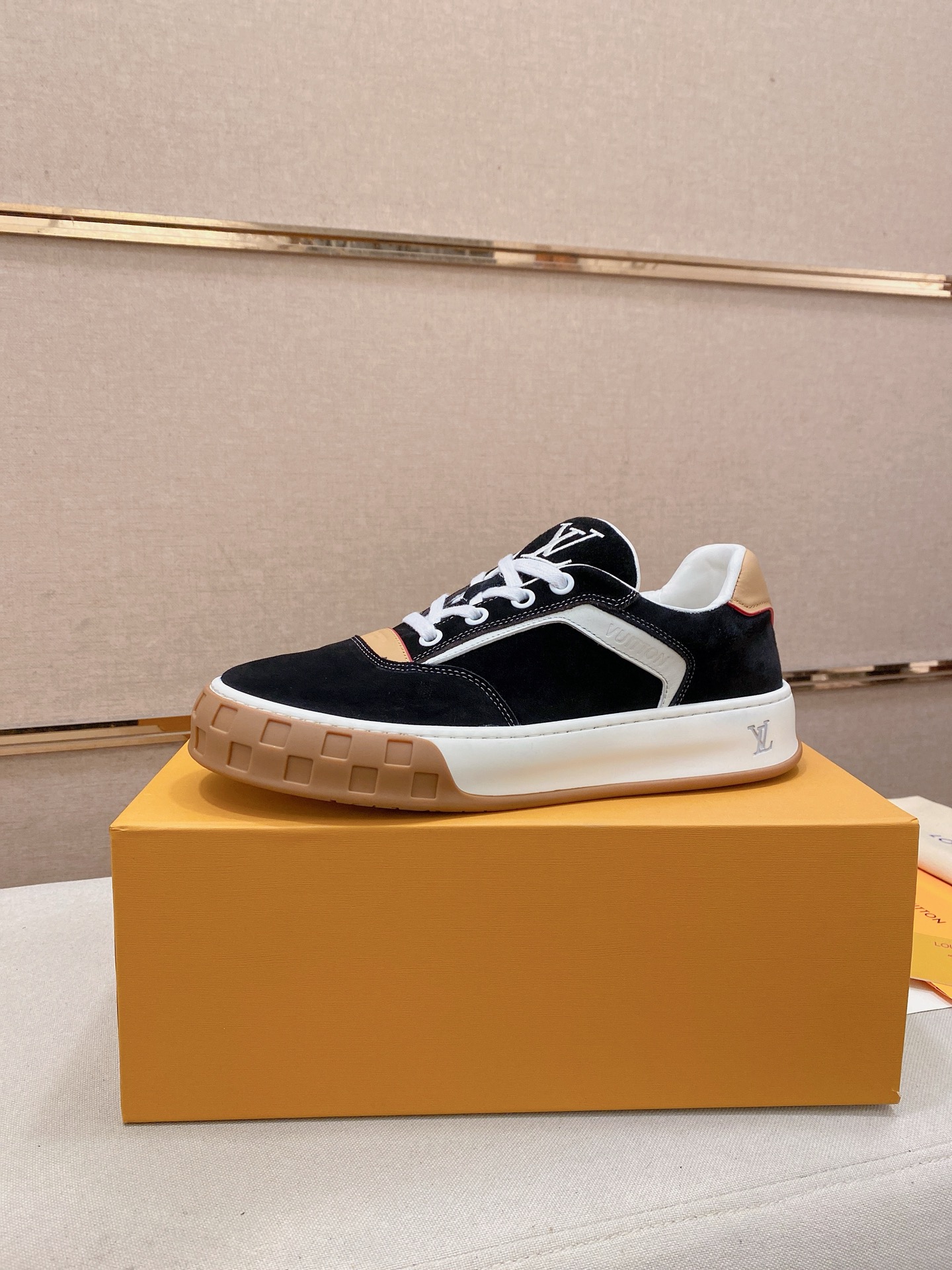 LV A貨 男款麂皮休閒鞋 黑色百搭款 高質感刺繡鞋面| 6 LV A貨 男款麂皮休閒鞋 黑色百搭款 高質感刺繡鞋面