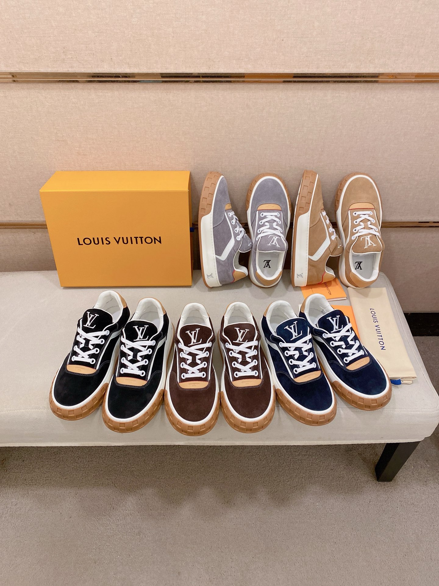 LV A貨 男款麂皮休閒鞋 黑色百搭款 高質感刺繡鞋面| 15 LV A貨 男款麂皮休閒鞋 黑色百搭款 高質感刺繡鞋面