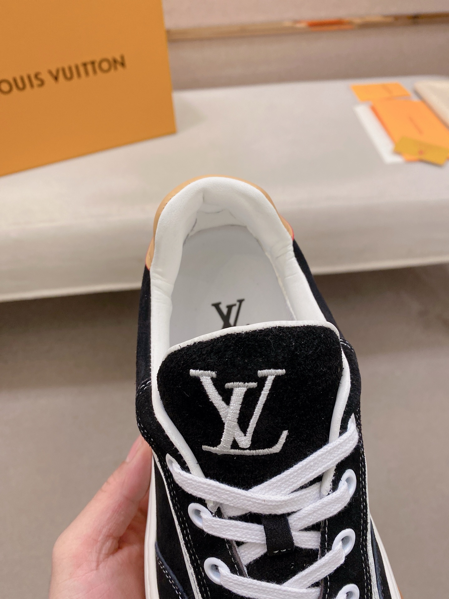 LV A貨 男款麂皮休閒鞋 黑色百搭款 高質感刺繡鞋面| 10 LV A貨 男款麂皮休閒鞋 黑色百搭款 高質感刺繡鞋面