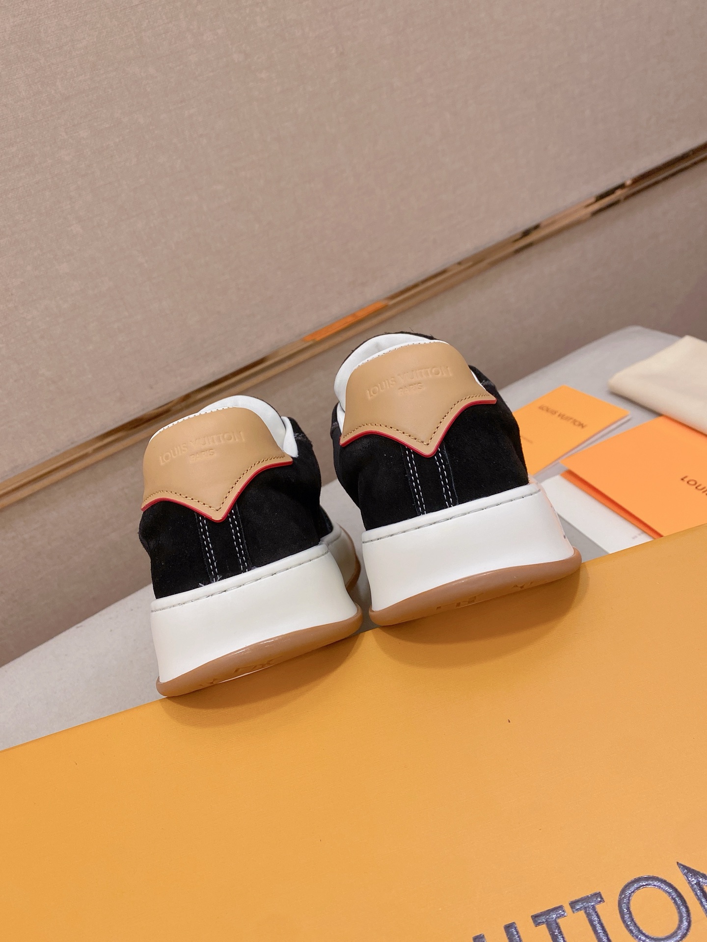 LV A貨 男款麂皮休閒鞋 黑色百搭款 高質感刺繡鞋面| 7 LV A貨 男款麂皮休閒鞋 黑色百搭款 高質感刺繡鞋面