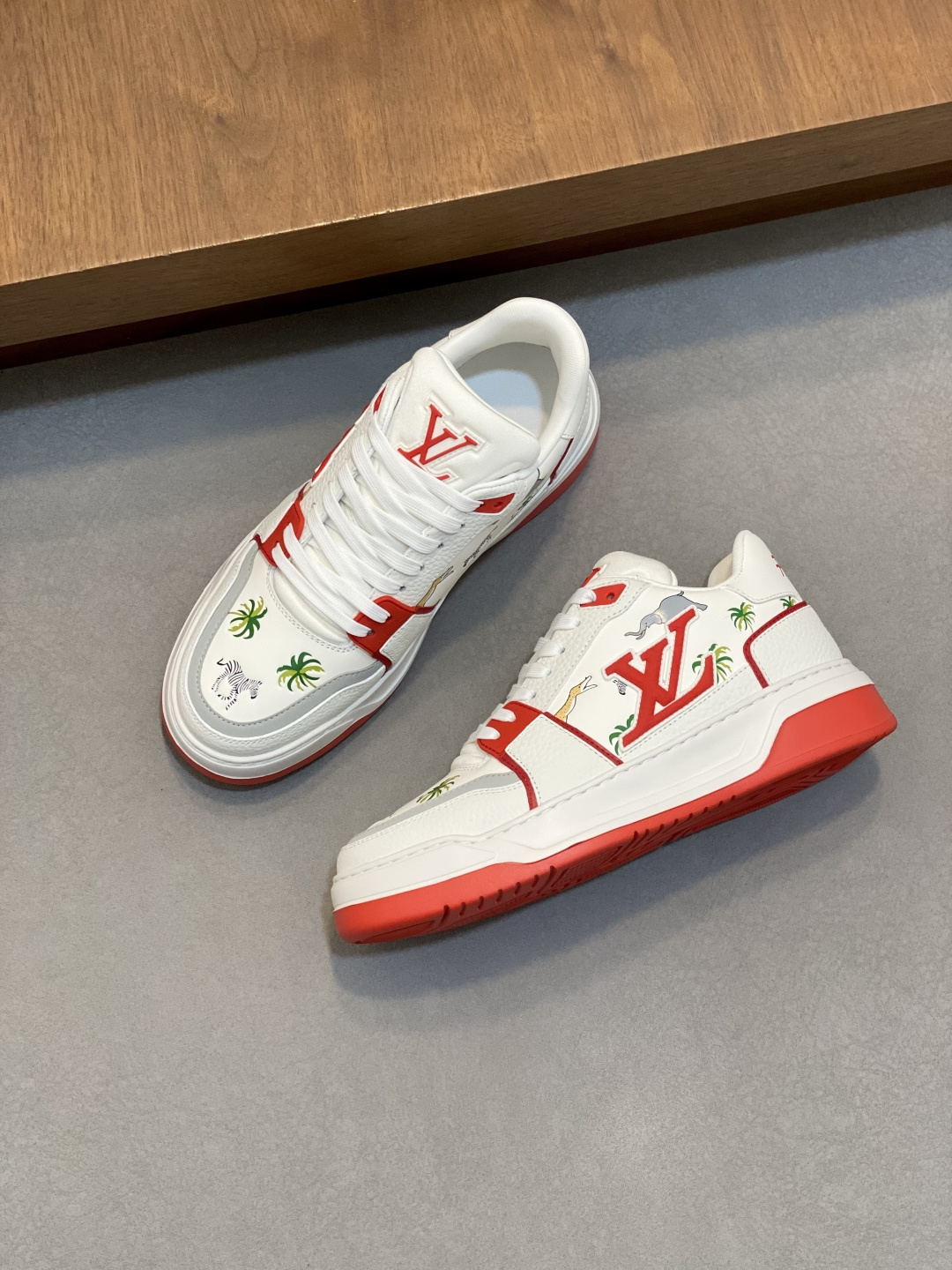 LV 高仿 男款 Trainer 刺繡白紅配色 休閒百搭運動鞋| 11 LV 高仿 男款 Trainer 刺繡白紅配色 休閒百搭運動鞋