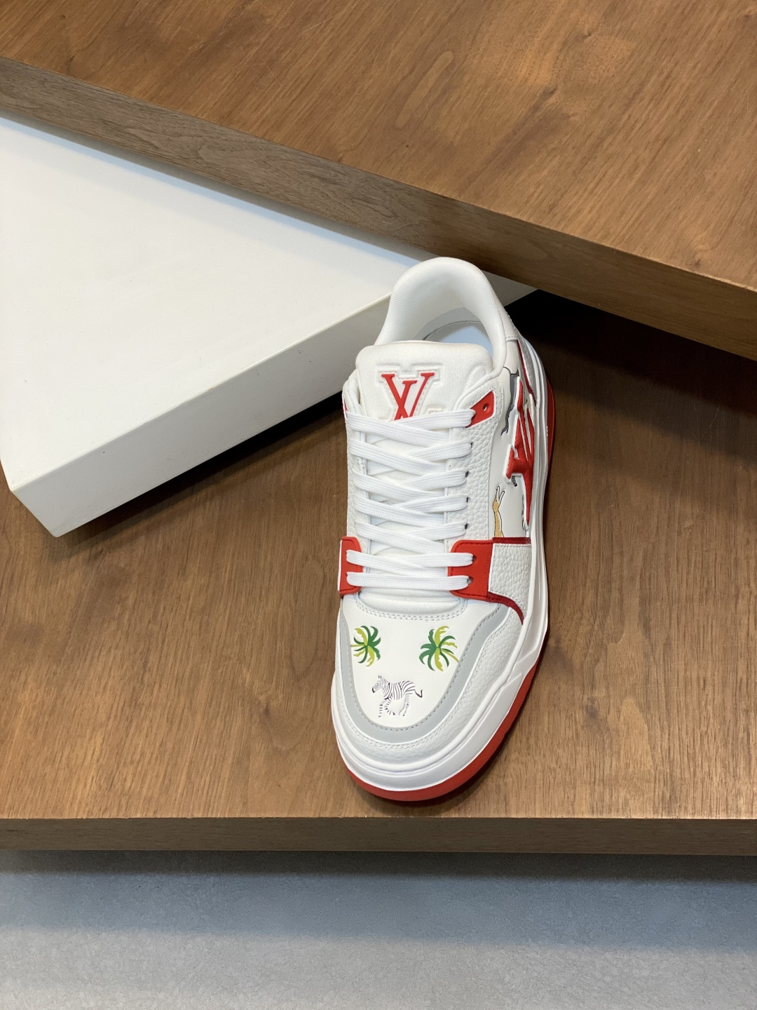 LV 高仿 男款 Trainer 刺繡白紅配色 休閒百搭運動鞋| 10 LV 高仿 男款 Trainer 刺繡白紅配色 休閒百搭運動鞋